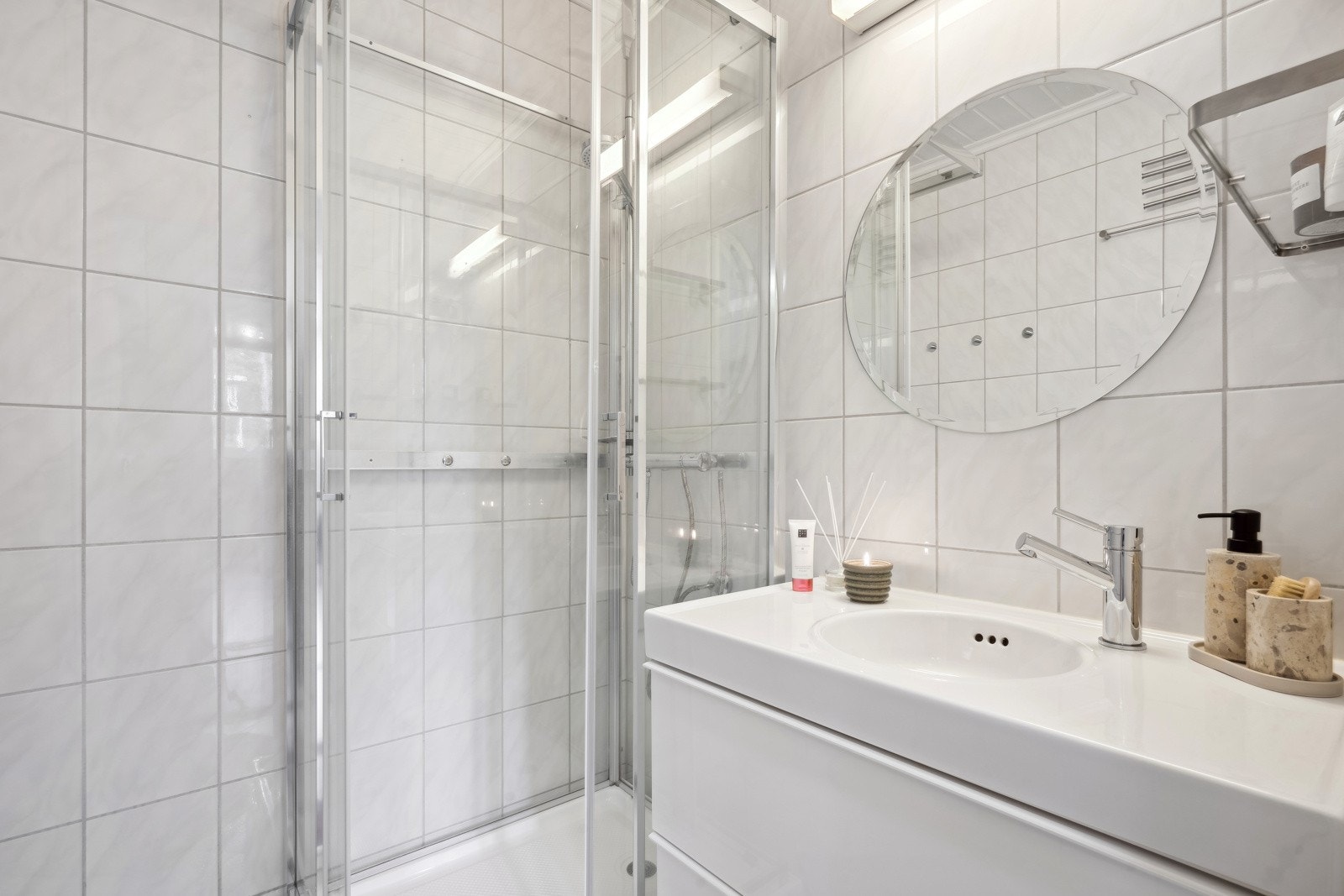 Badet består av dusjkabinett, vegghengt servantinnredning og flislagt gulv med gulvvarme. Galleribilde