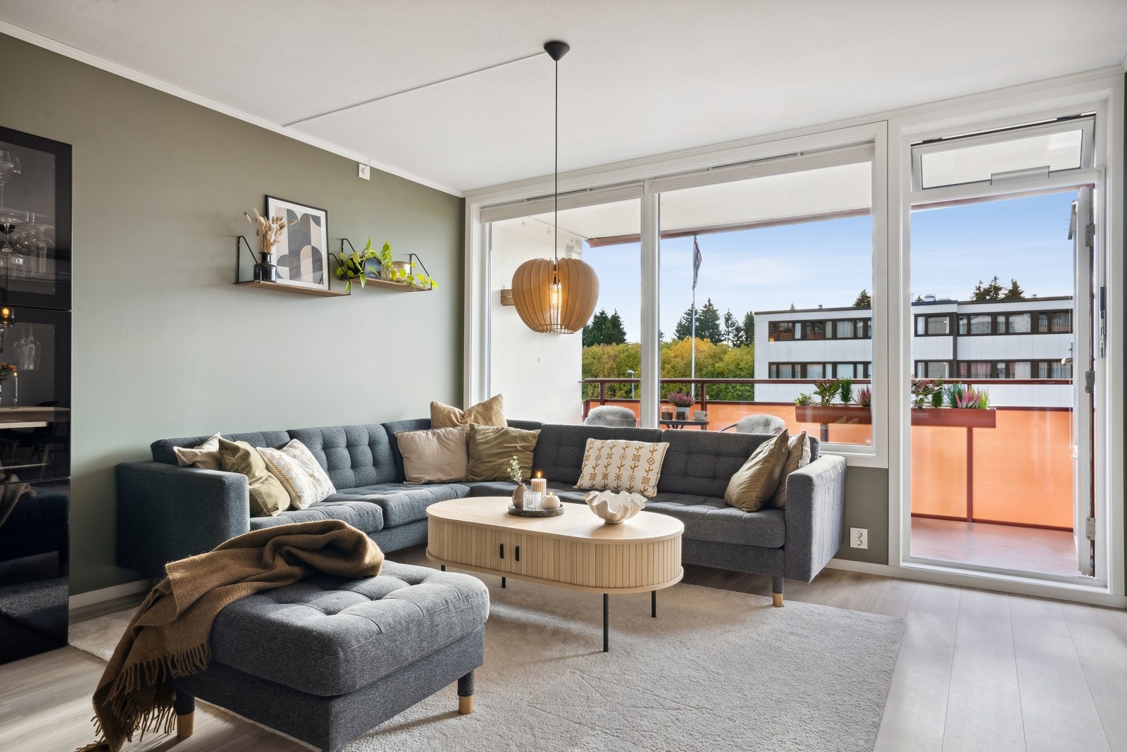 Stuen er på 27 kvm og har store vinduesflater som slipper inn rikelig med sollys. Galleribilde