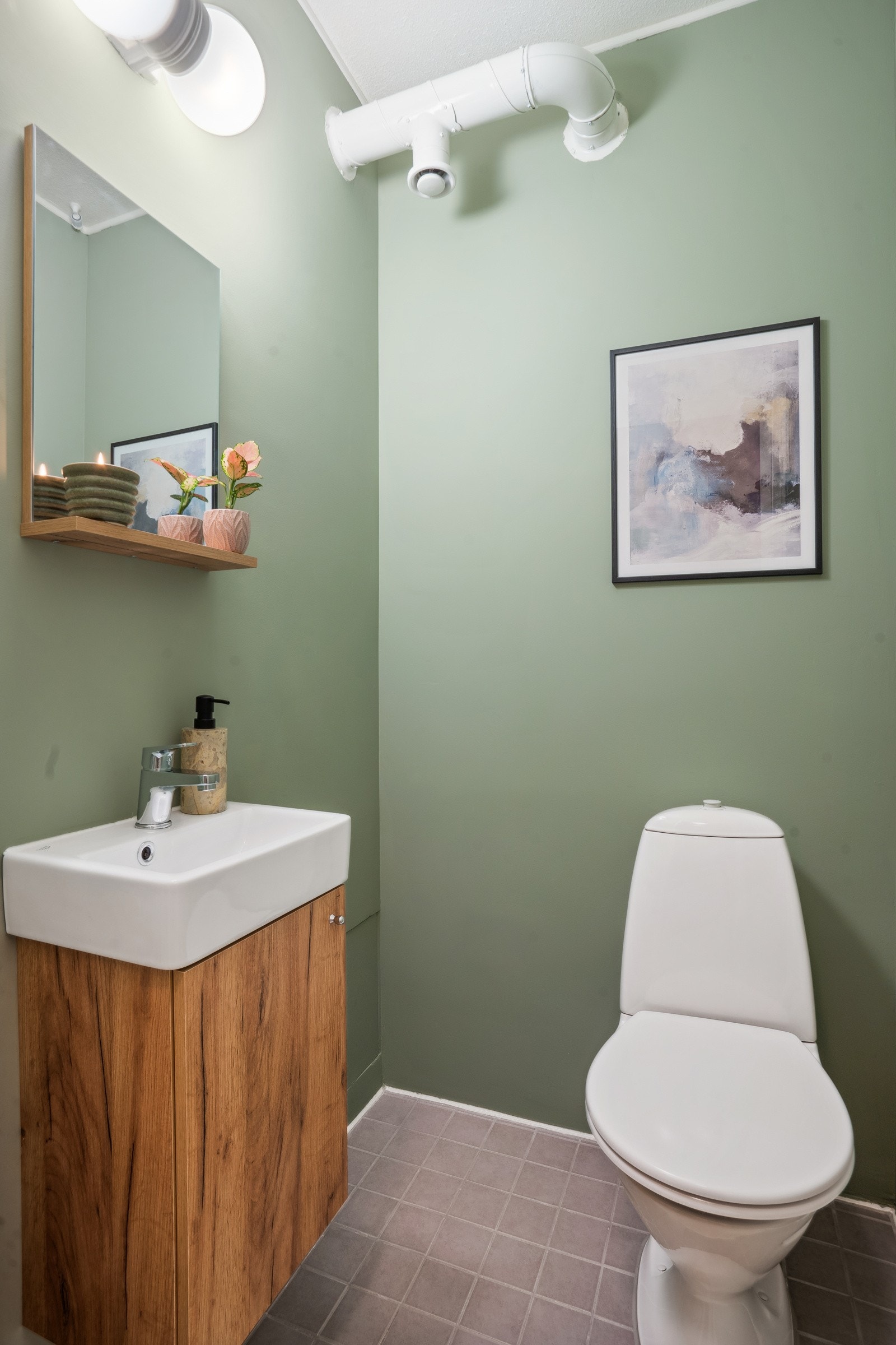 Leiligheten har også et praktisk toalettrom som er helsparklet og har ny innredning fra 2024. Galleribilde