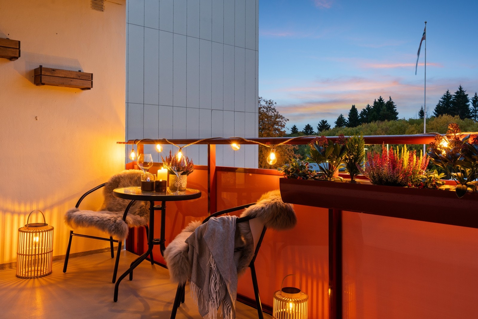 Leiligheten har en lekker balkong på hele 10 kvm, et perfekt sted å trekke seg tilbake med en god bok. Galleribilde