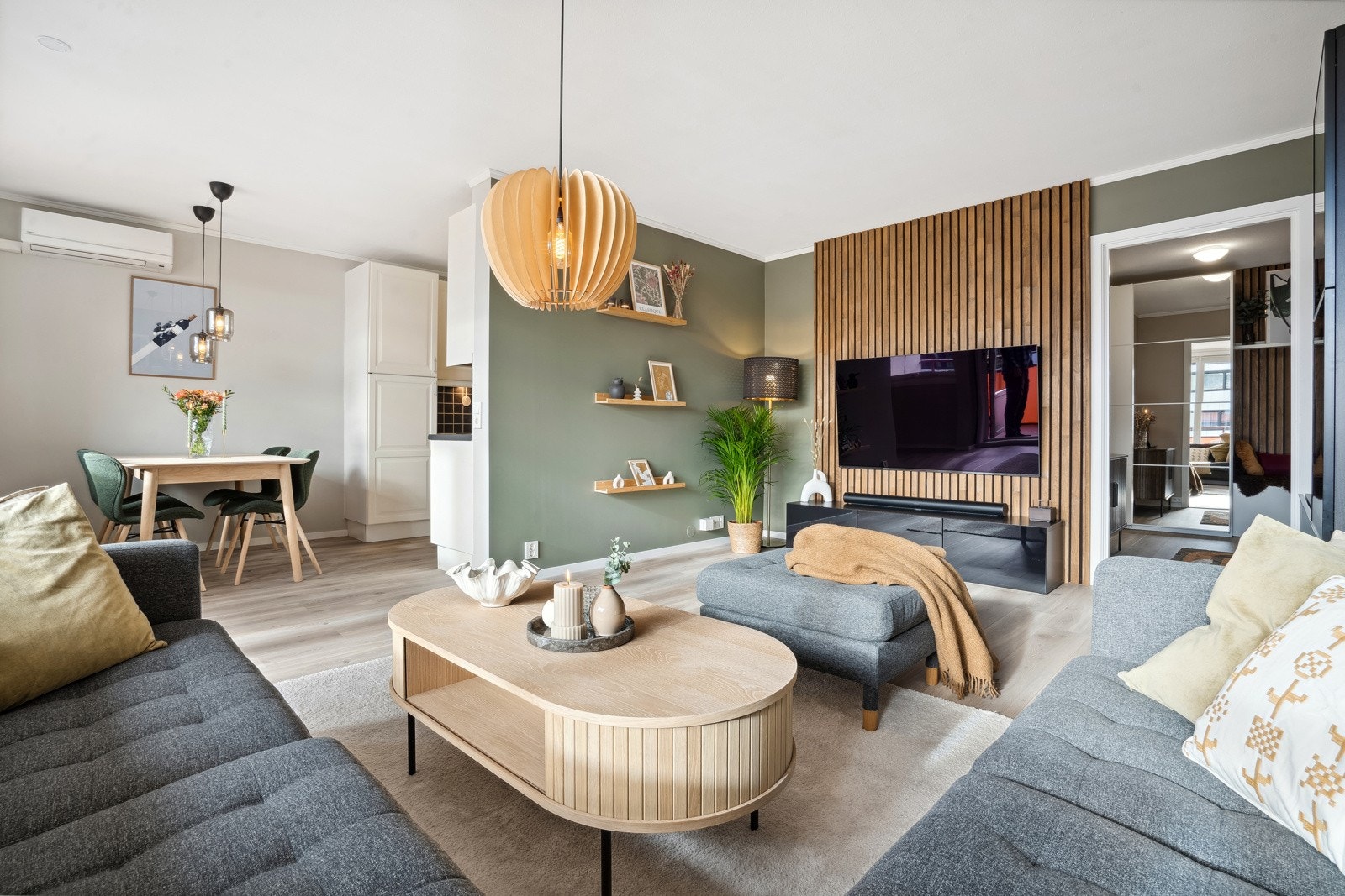 Stuen byr på et perfekt samspill mellom funksjonalitet og estetikk, med plass til å skape ditt drømmehjem. Galleribilde