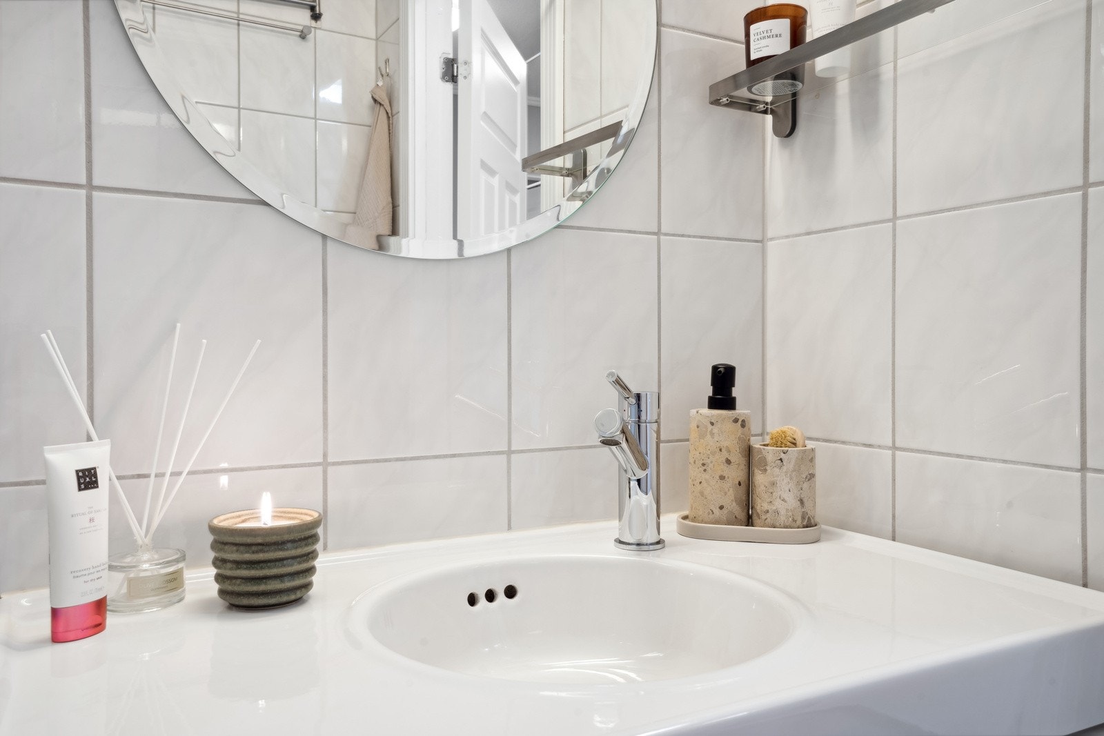 Flott flislagt bad ved entreen. Galleribilde