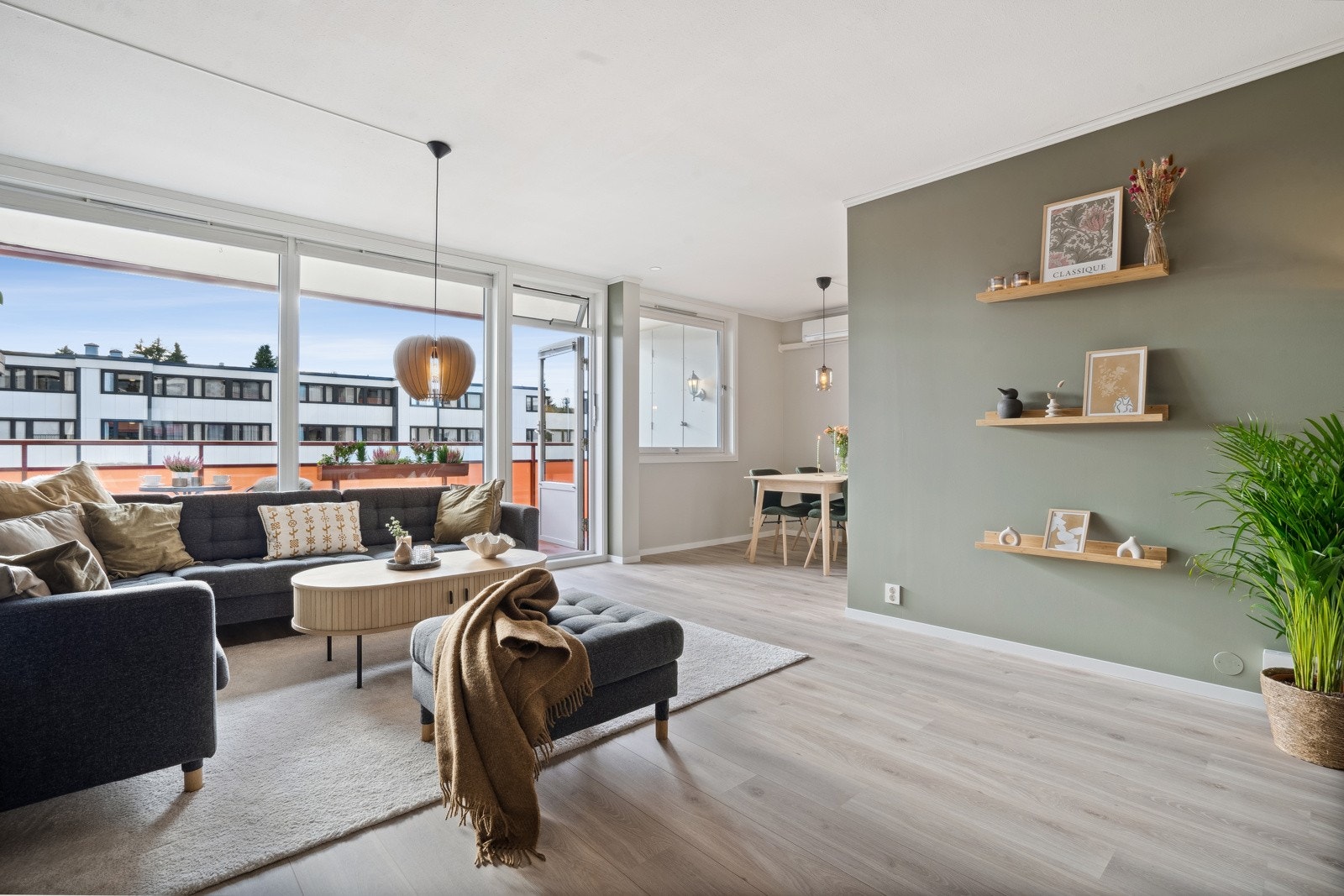 Stuen ligger i en delvis åpen løsning med kjøkkenet. Galleribilde