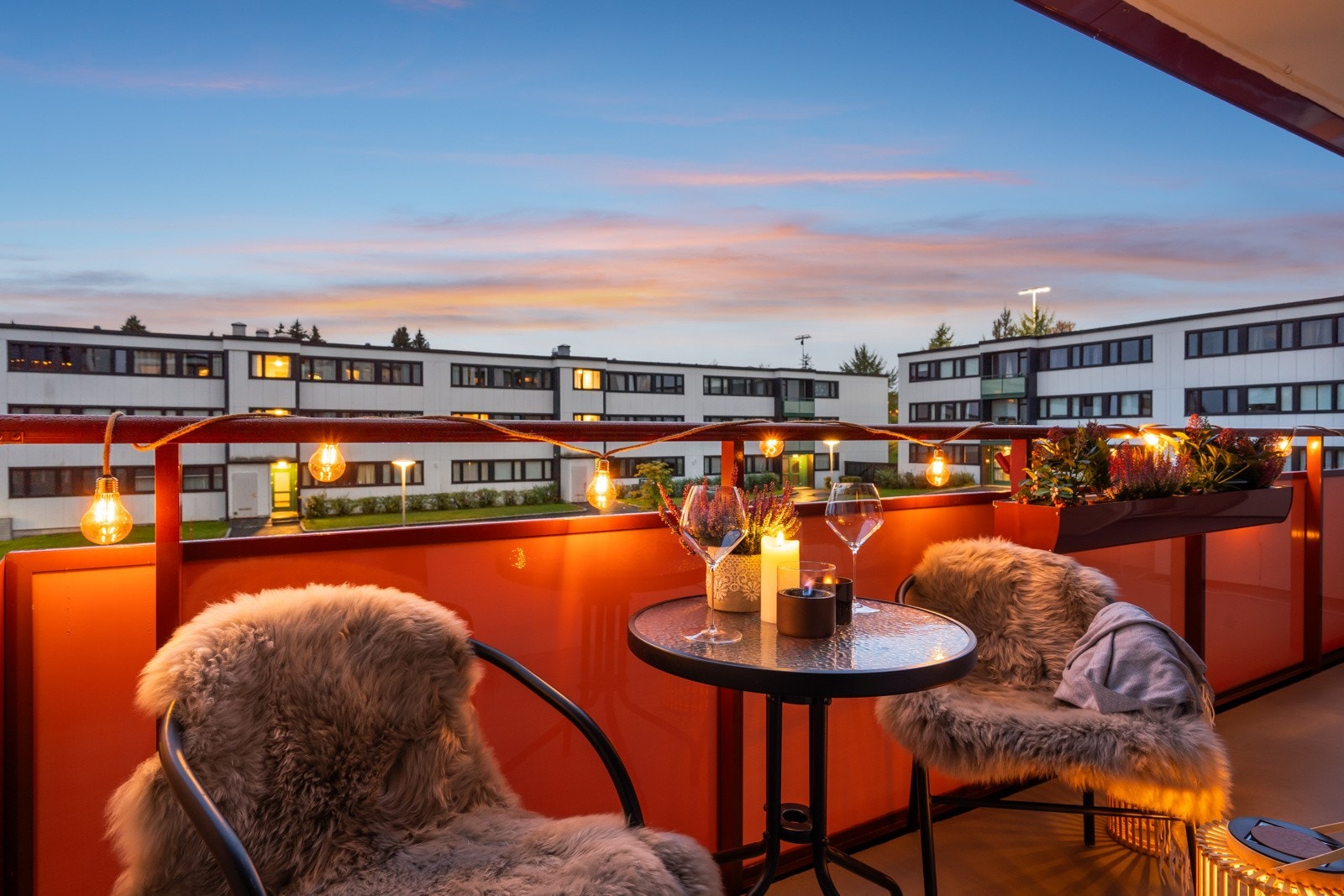 Balkongen er av god størrelse og har rikelig med plass til utemøblement. Galleribilde