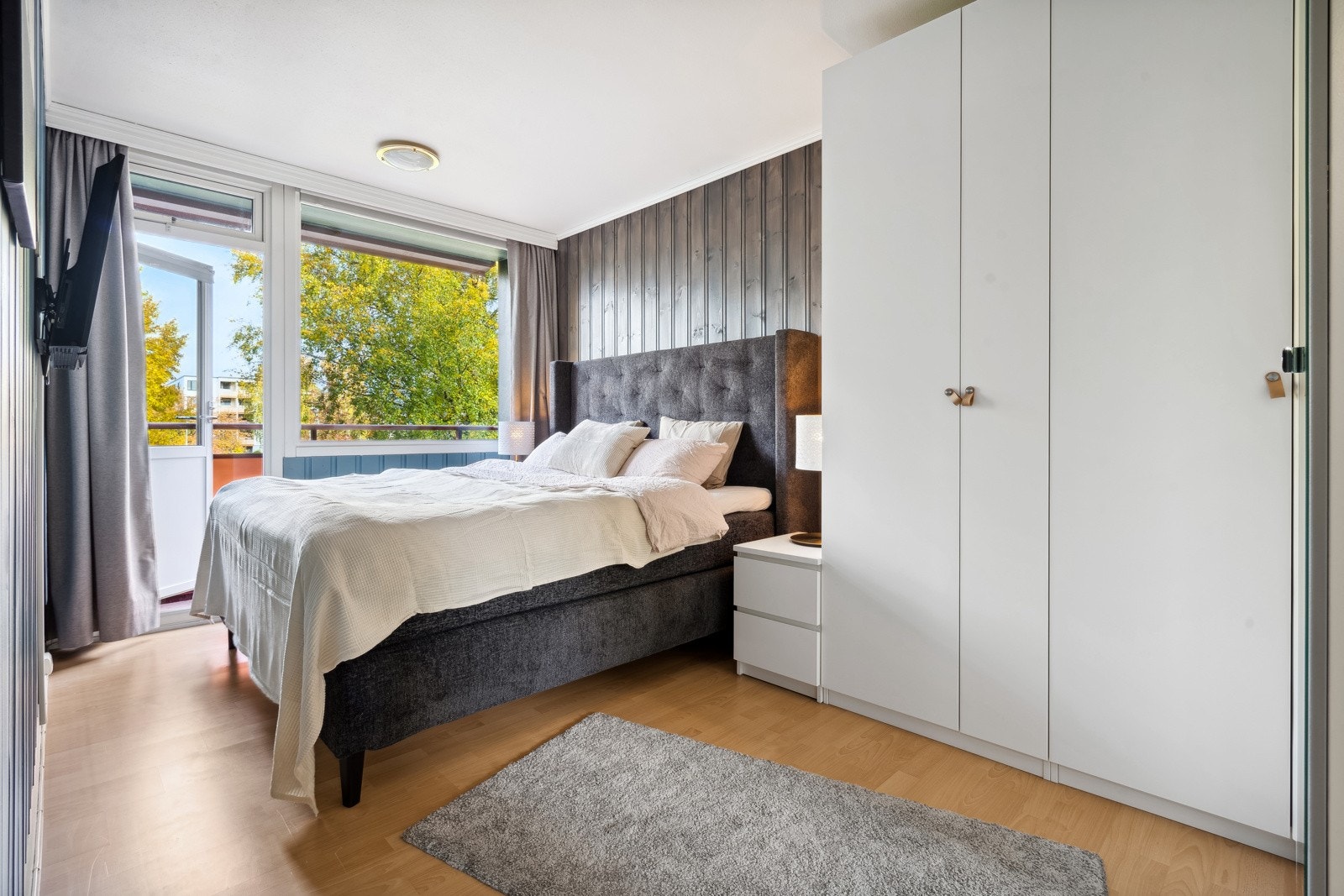 Soverom på 13 kvm med utgang til egen balkong. Galleribilde