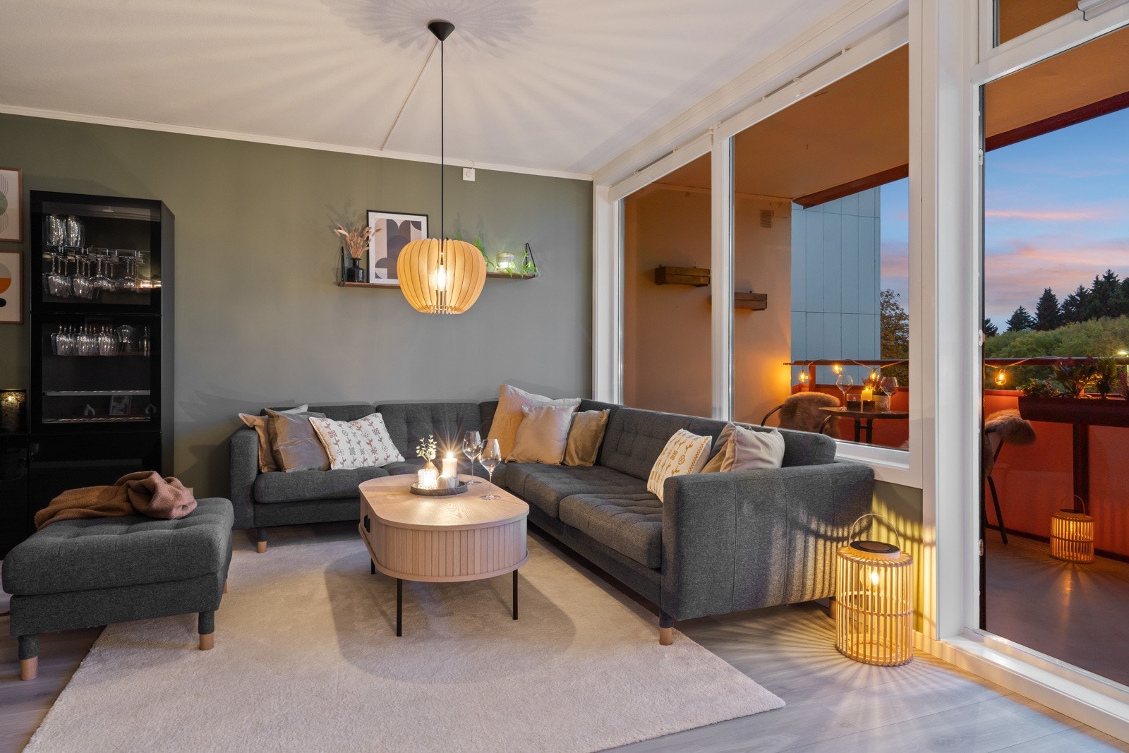 Med sine åpne flater og høye tak gir stuen en følelse av romslighet Galleribilde