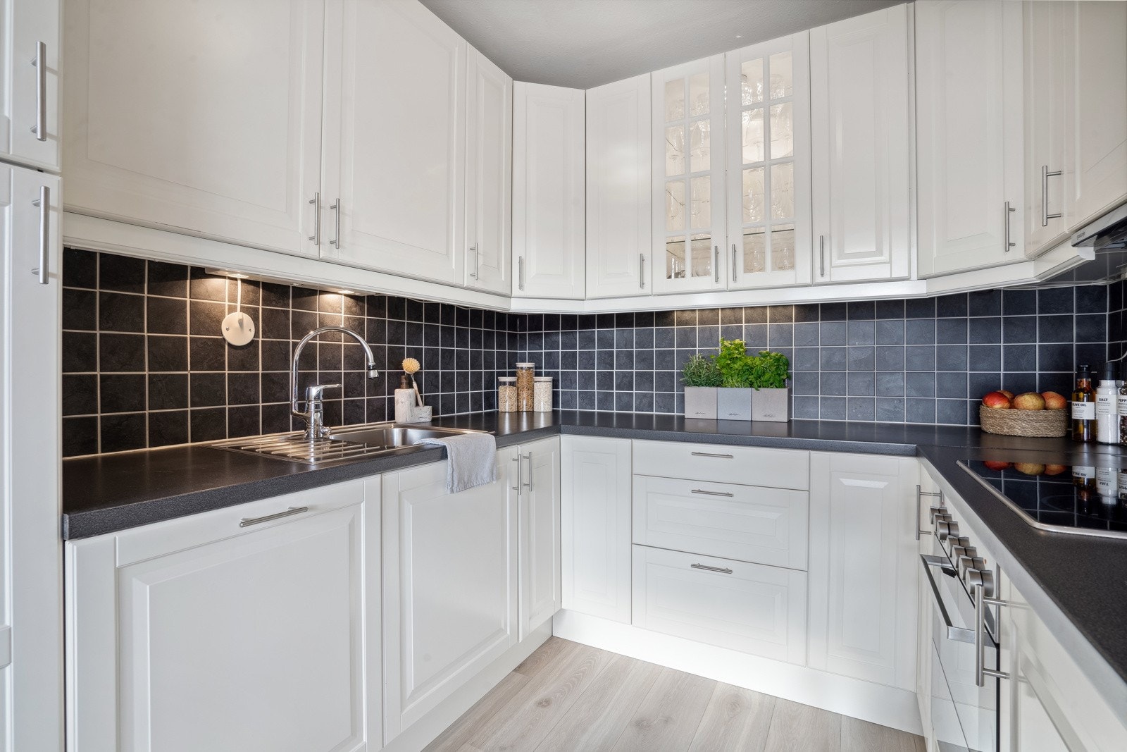 Kjøkkenet er fra Ikea og har rikelig med både skap- og benkeplass. Galleribilde