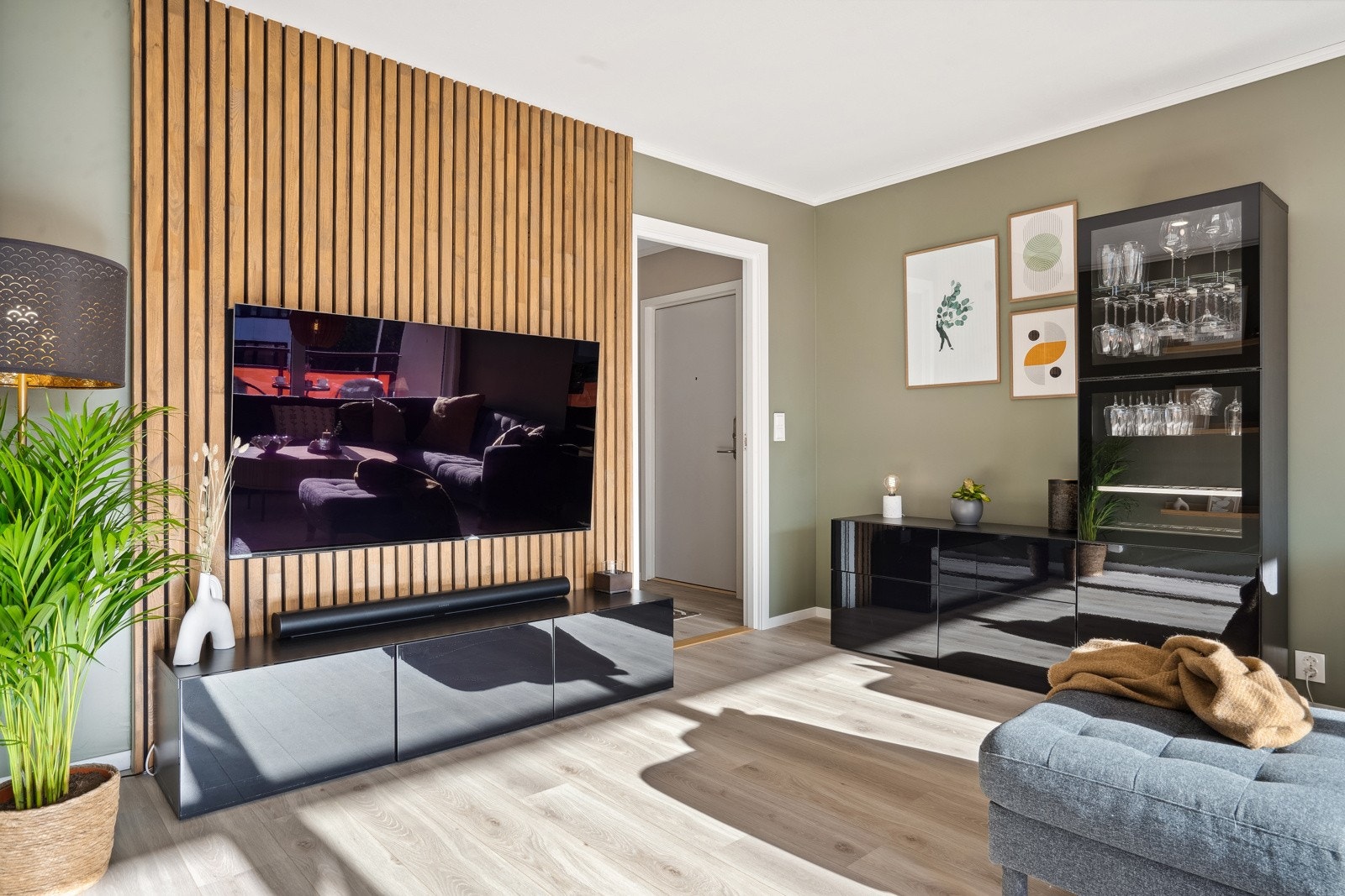 Stuen er romslig og åpen, perfekt for både avslapning og sosiale sammenkomster. Galleribilde