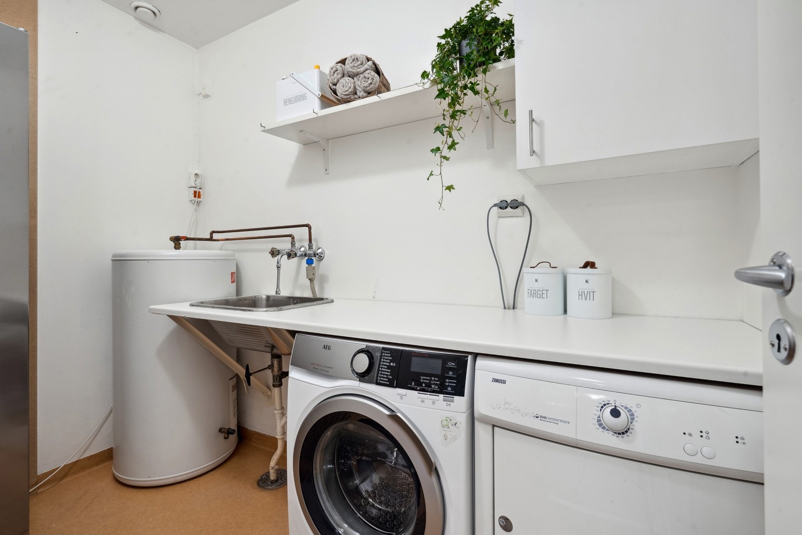 Vaskeromet har gulv belagt med belegg og ovenpåliggende sevant med armatur. Galleribilde