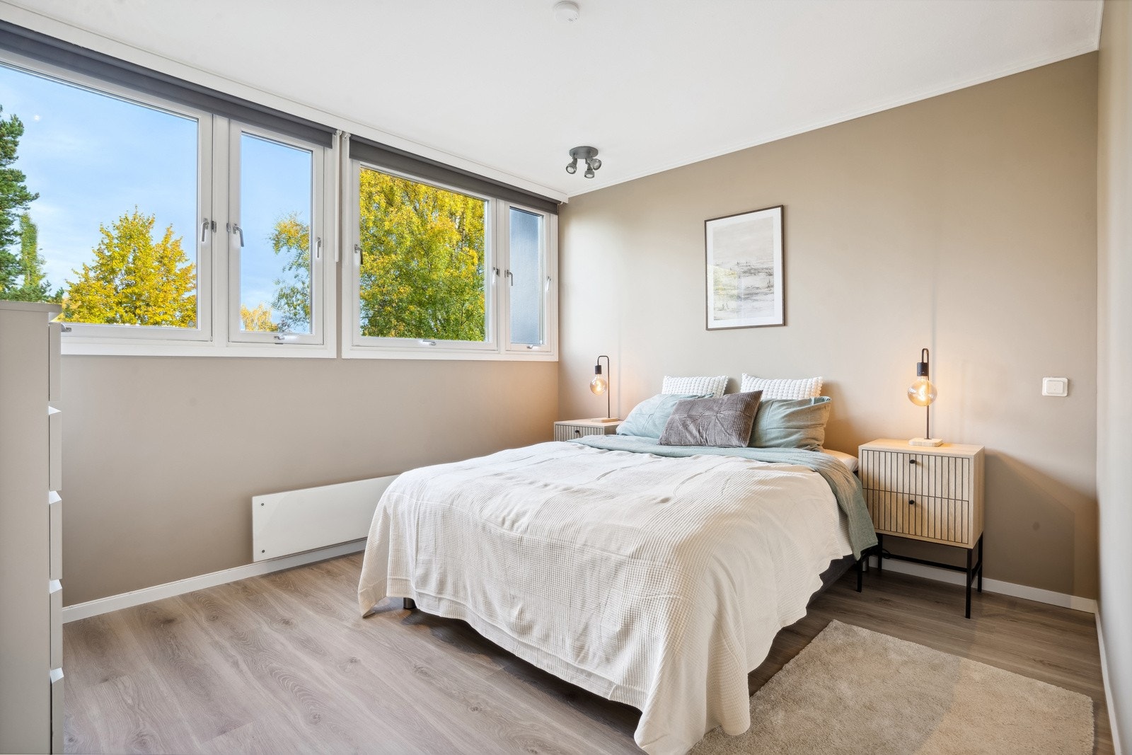 Soverom på 12 kvm med god plass til dobbelseng. Galleribilde