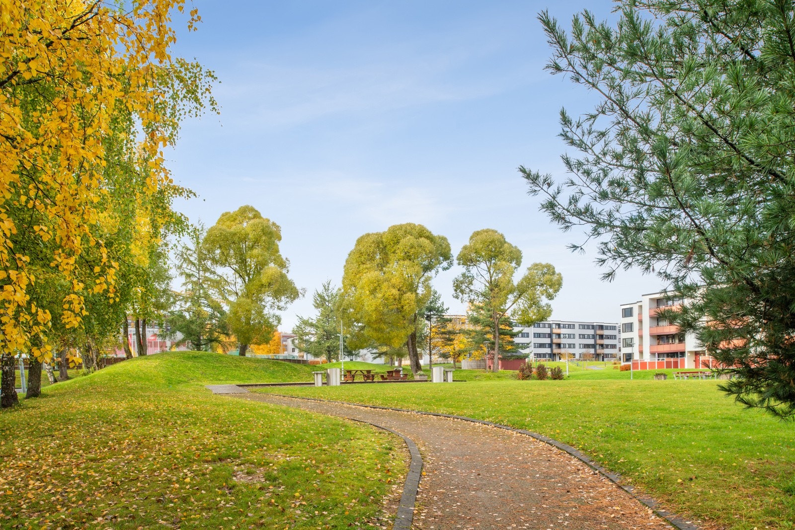 Leiligheten ligger i et rolig nabolag med fine uteområder. Galleribilde