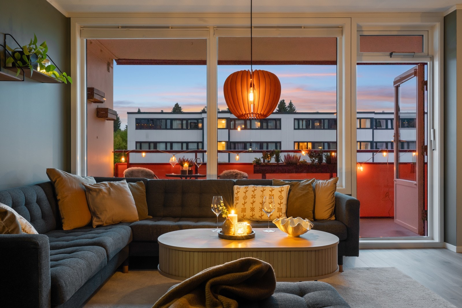 På kveldsstid har stuen en unik atmosfære med en behagelig belysning. Galleribilde