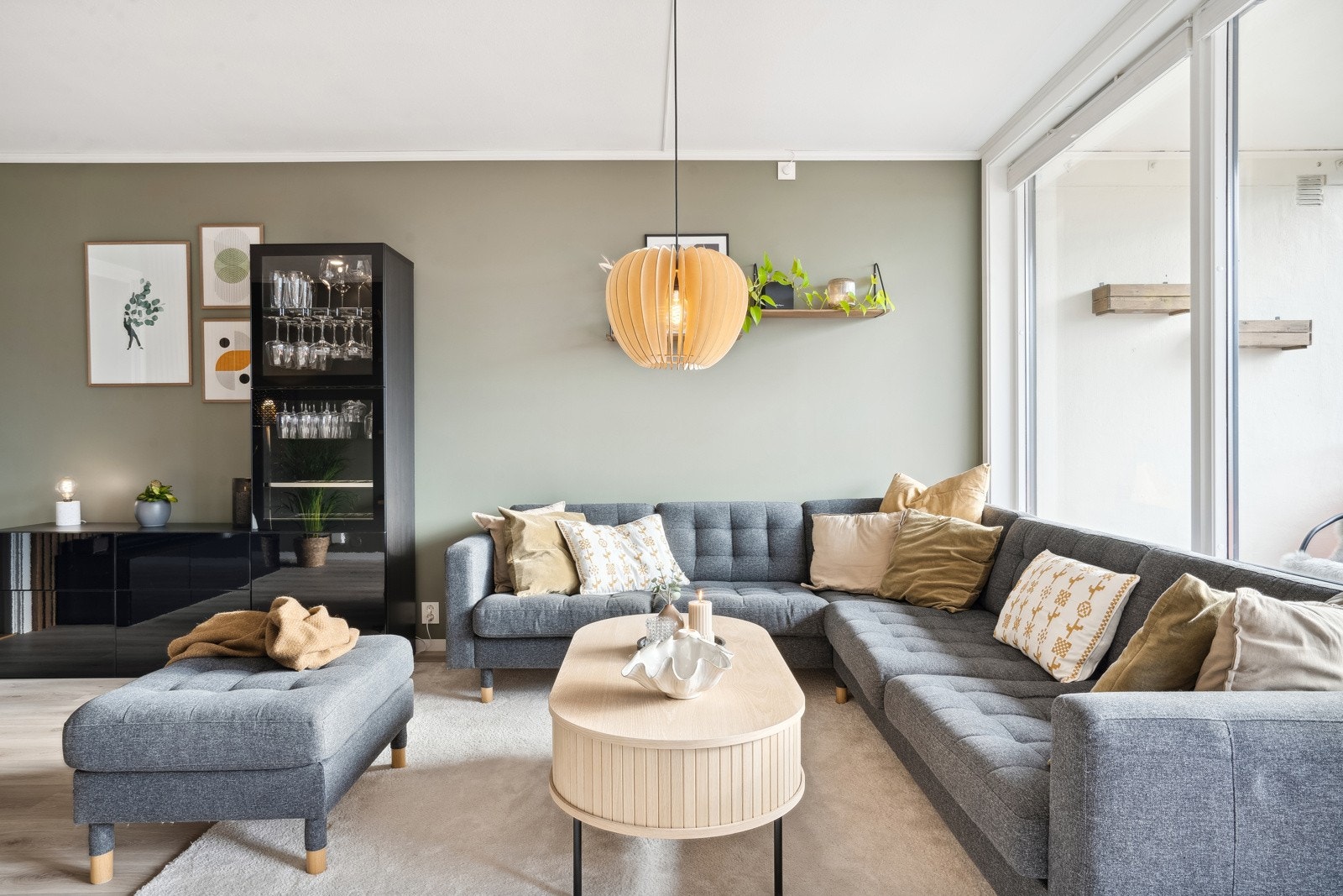 På stue er det montert nytt skjult elektrisk anlegg, nytt gulv og lagt gips på vegger i 2020. Galleribilde