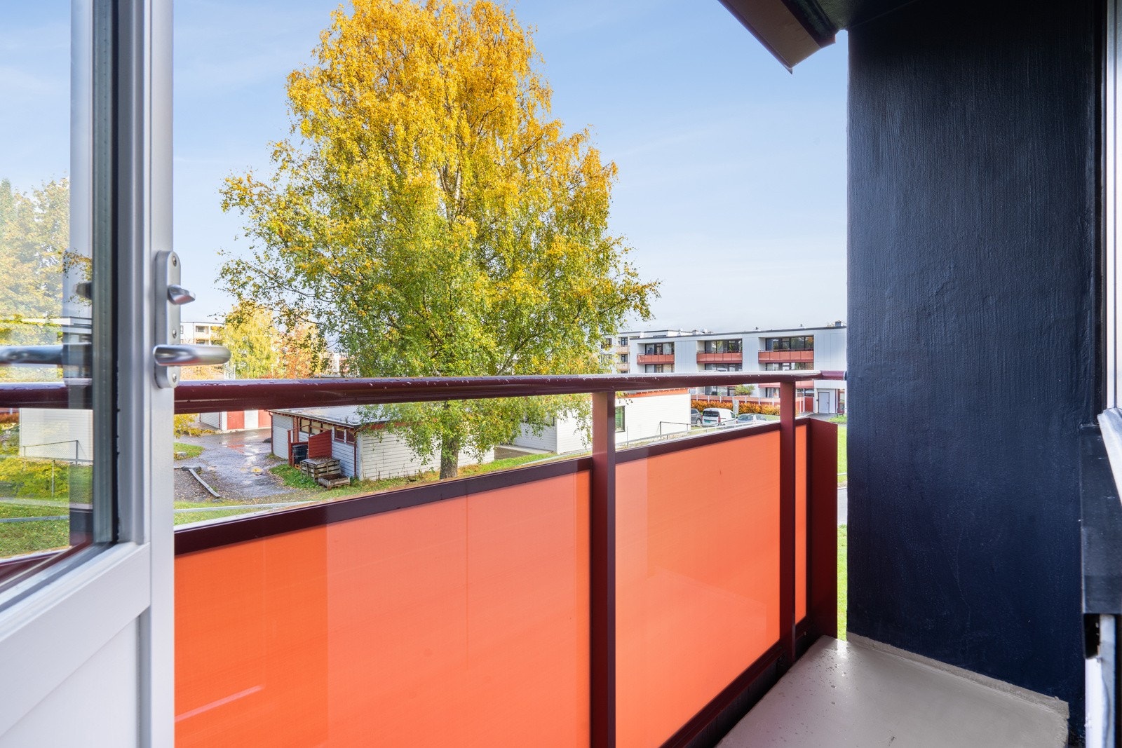 Balkongen vender ut mot felles utearealer og har relativt lite innsyn. Galleribilde