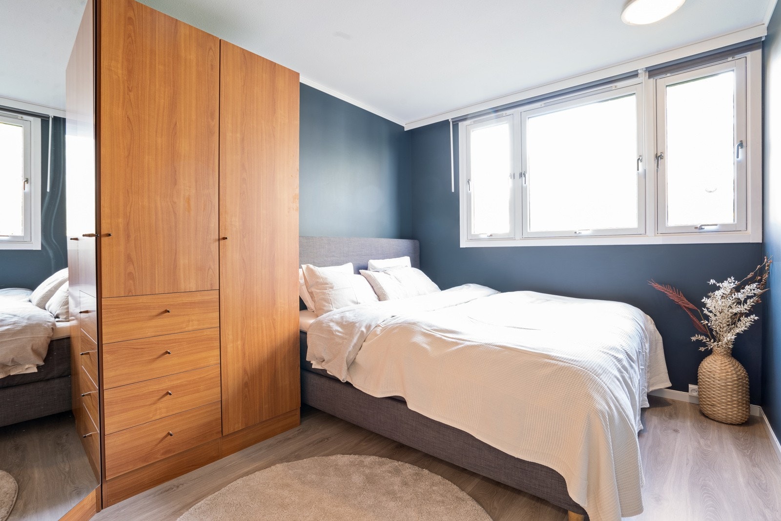 Soverommet er helsparklet og har nytt gulv fra 2021. Galleribilde
