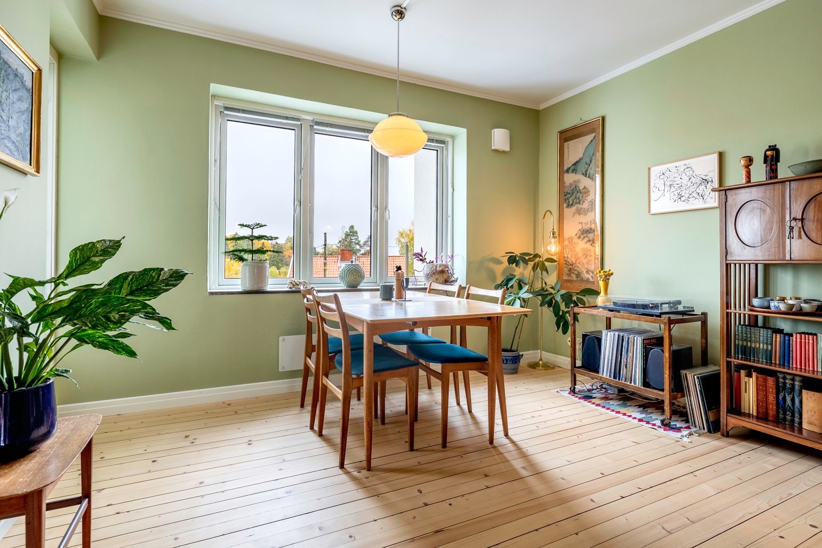 Slipte originale heltre gulv og nymalte overflater Galleribilde