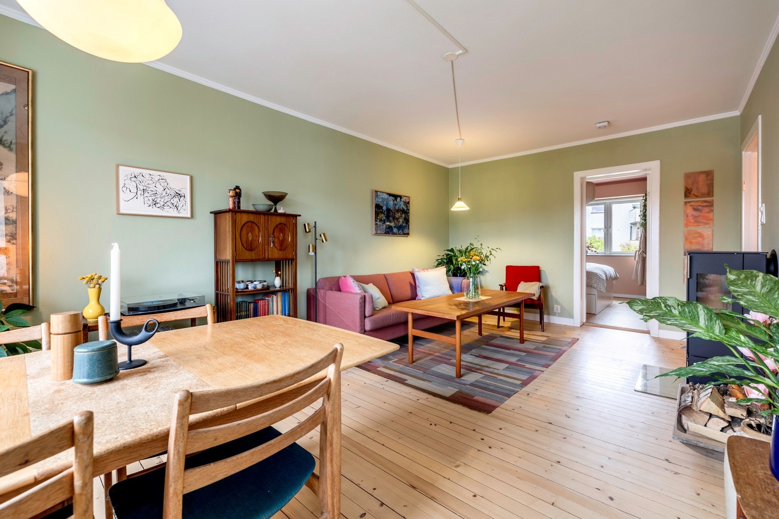 Flott stue med plass til sofagruppe/TV-stue og spisestue Galleribilde