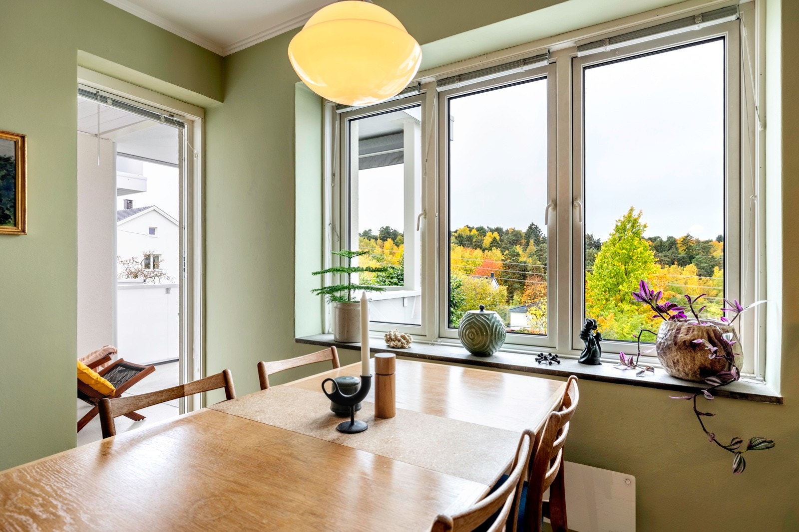 Godt med plass til spisebord ved utgang til overbygd solrik balkong Galleribilde
