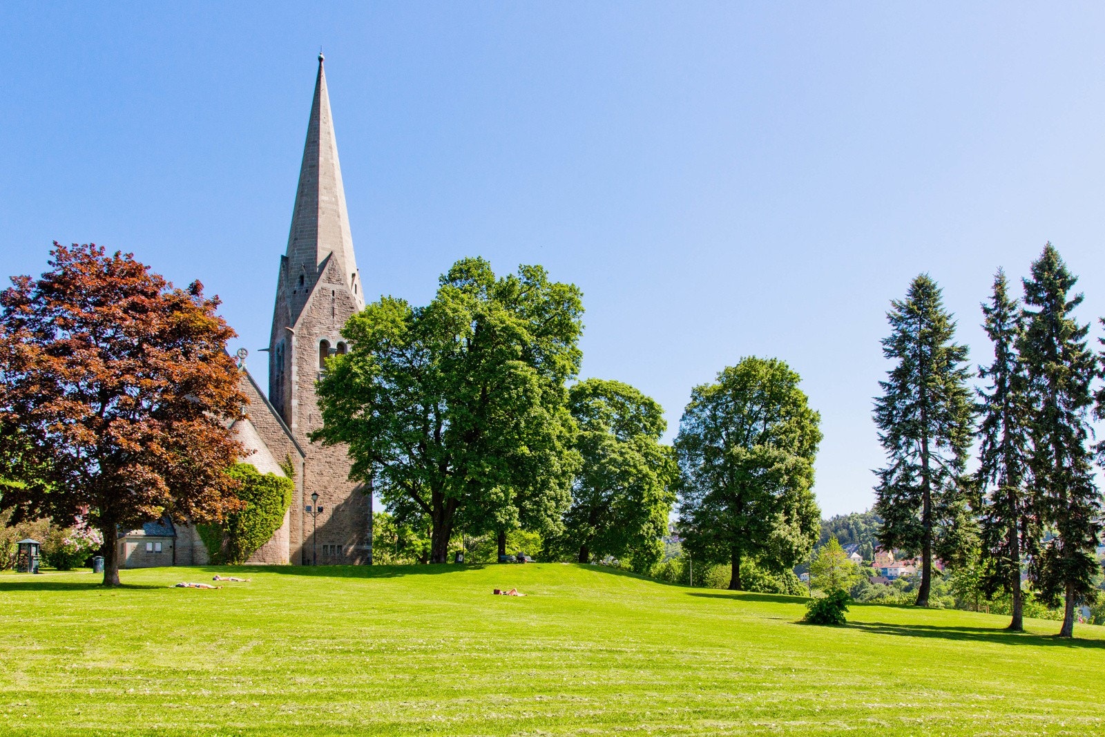 Nærområdet: Tre minutter unna til fots finner du vakre Vålerenga park med historiske Vålerenga kirke. Her kan du nyte sola i godt lag. Galleribilde
