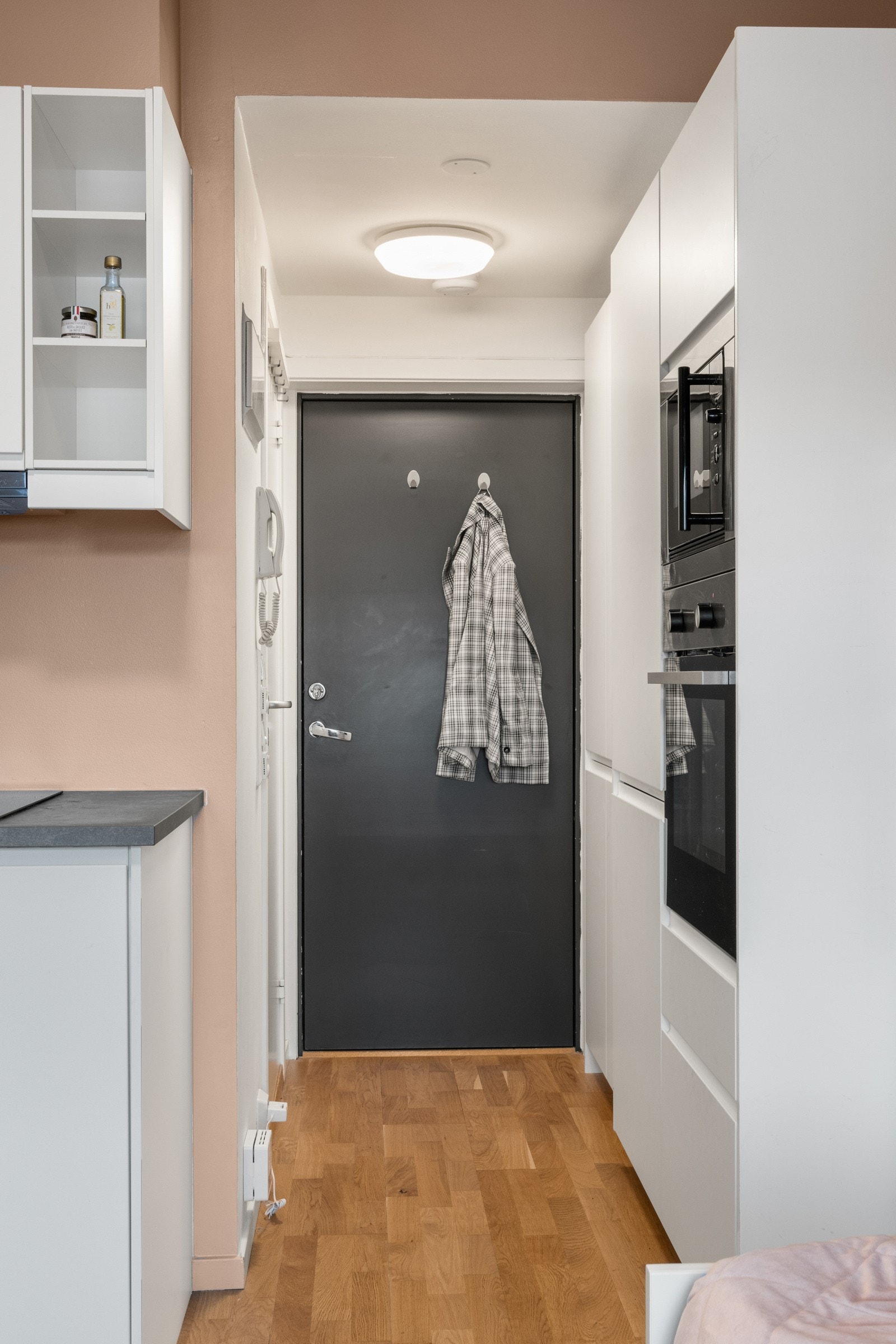 I entréen er det installert innredning for ekstra plassutnyttelse og oppbevaring. Galleribilde