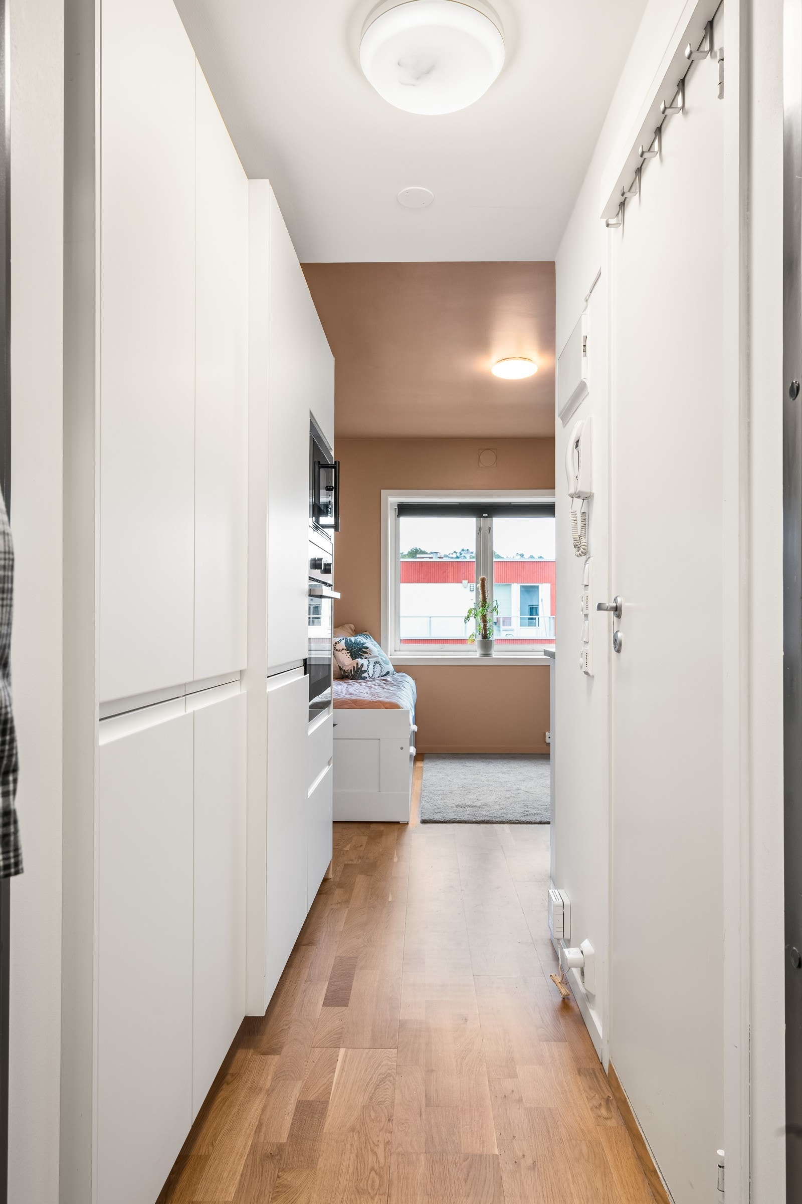 Varmekabler og parkett på gulv. Galleribilde