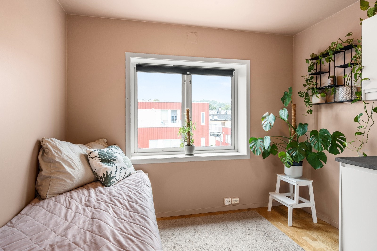 Det store vinduet kombinert med at leiligheten ligger i byggets 4. etasje, gjør at rikelig med dagslys slipper inn. Fra vinduet kan morgen- og ettermiddagssola nytes. Galleribilde