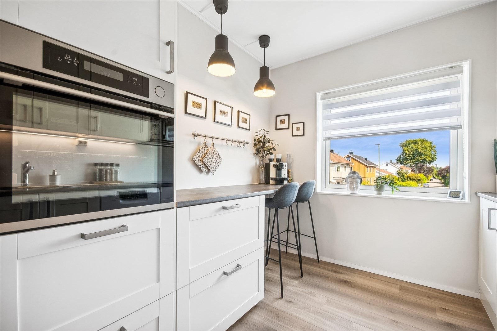 Moderne hvitevarer som bla. komfyr med mange funksjoner Galleribilde