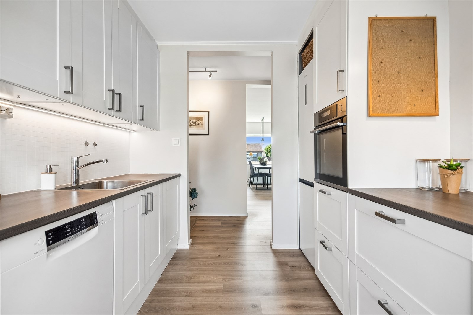 Det er integrert koketopp, stekeovn, mikro og del integrert oppvaskmaskin. Det er montert ventilator over kokesonen. Galleribilde