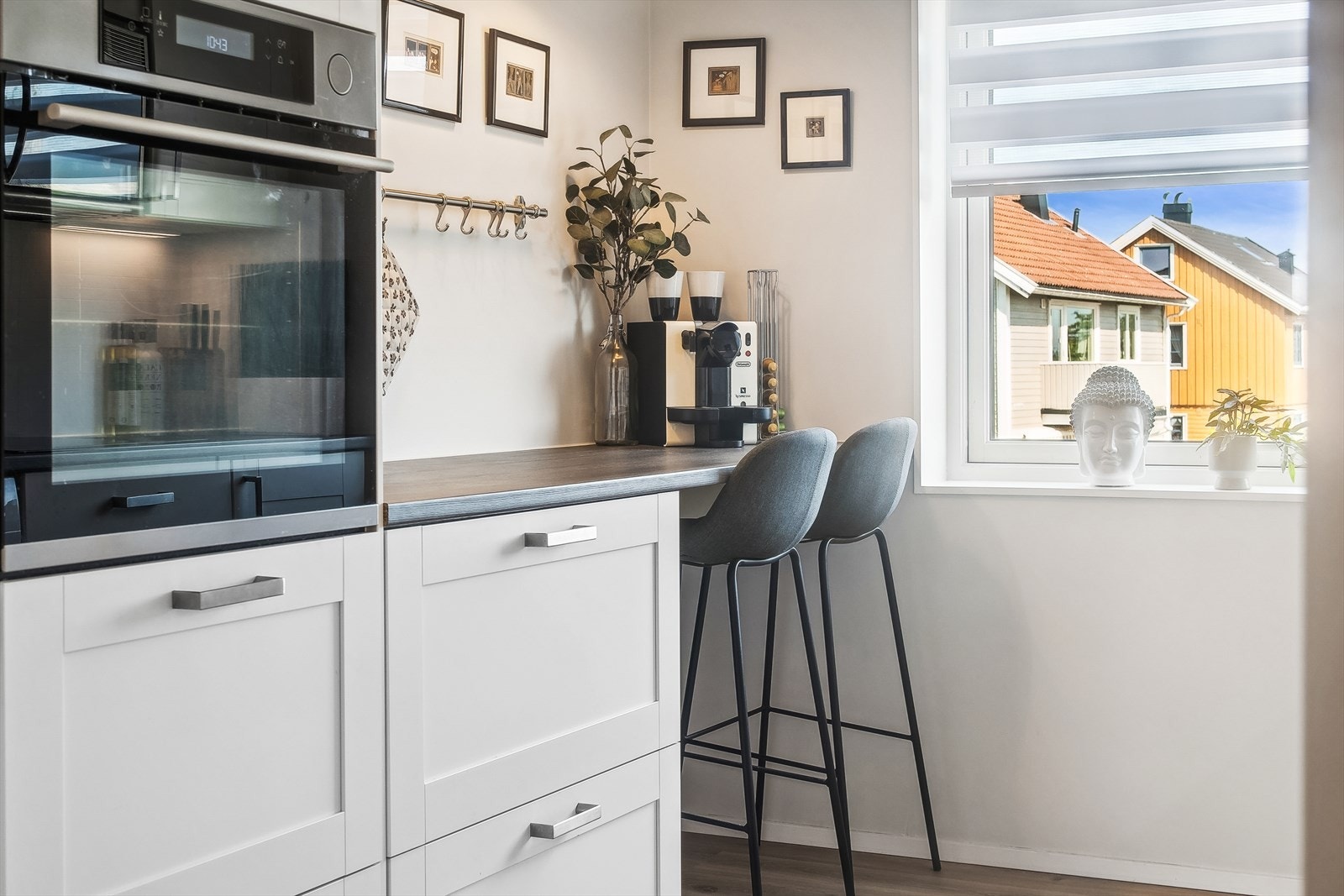 Innredning med hvite rette profil fronter. Galleribilde