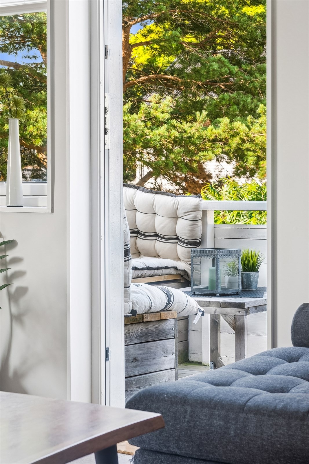 Det er også her flere vinduer som sørger for godt med naturlig lys, hvor det er utgang til en solrik balkong. Galleribilde