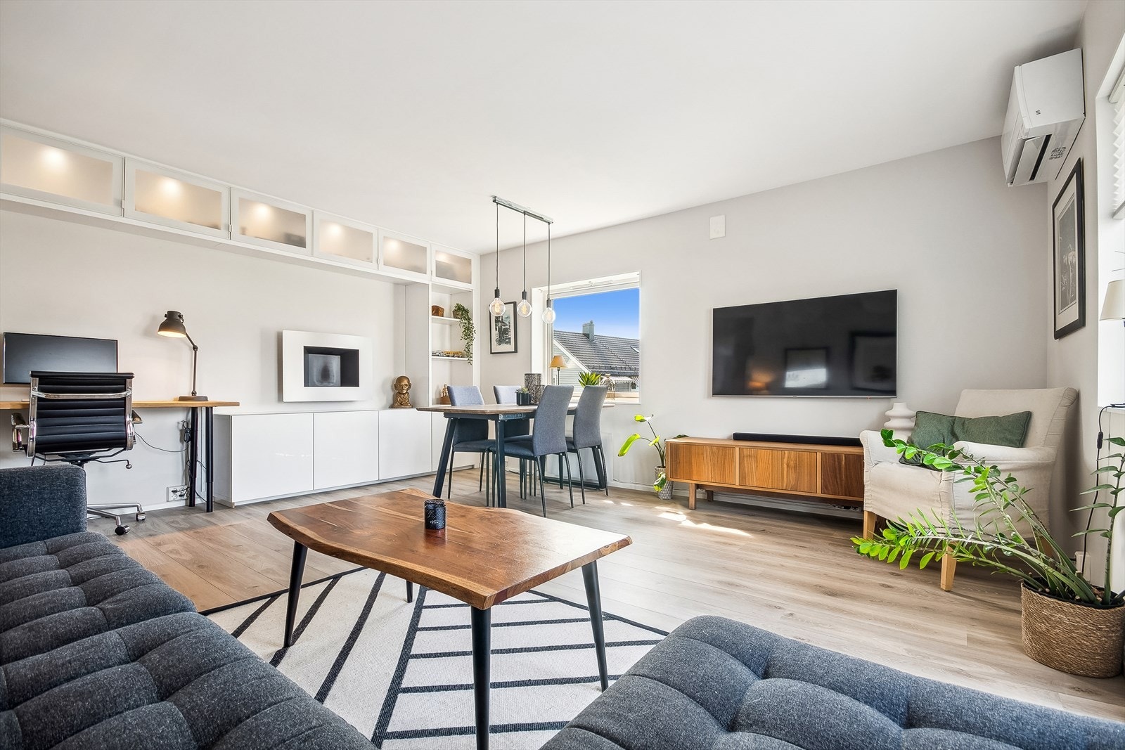 Stuen er malt i lyse farger Galleribilde