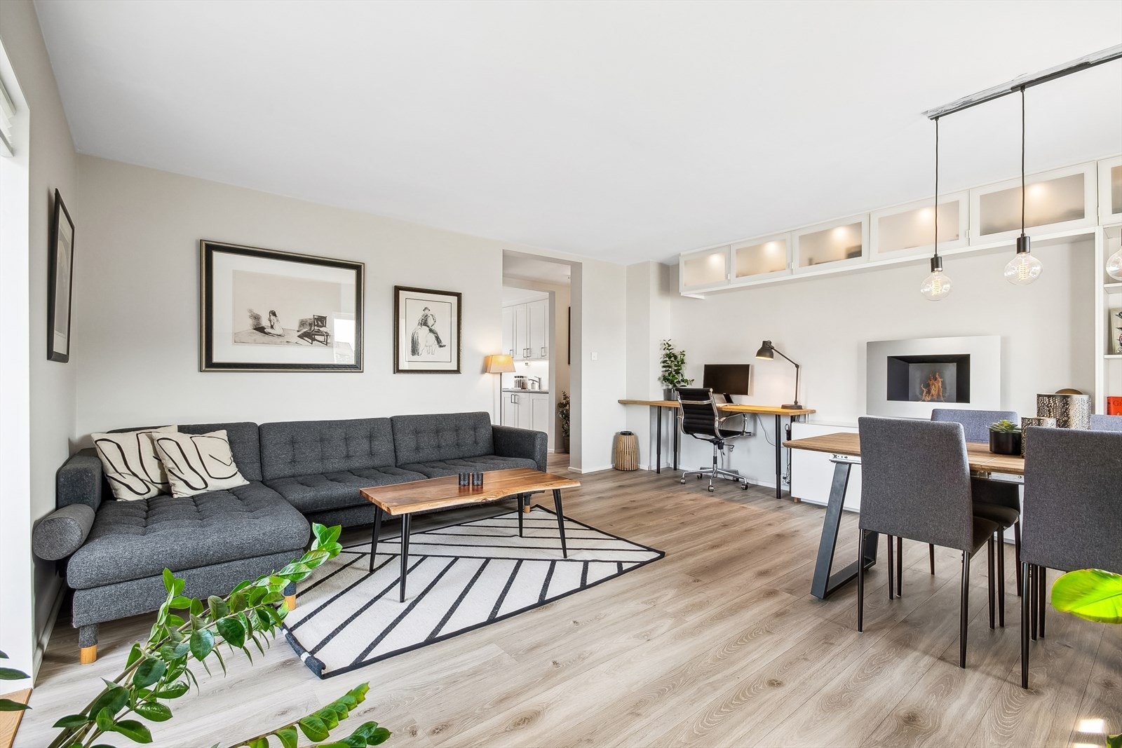 Det er en romslig lekker stue som er naturlig inndelt i ulike brukssoner, bl.a. er det god plass til både spisestue og sofa. Galleribilde