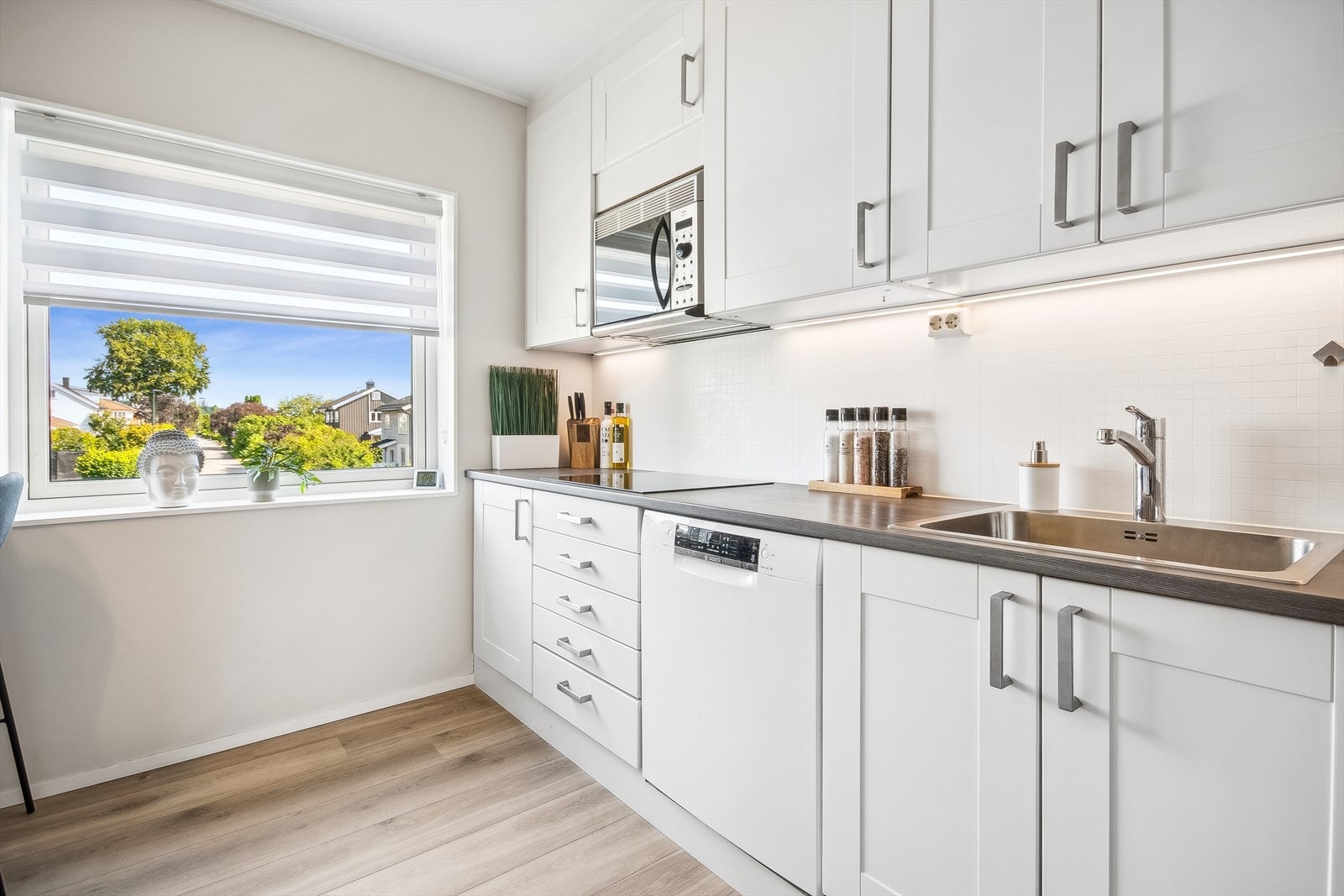 Hyggelig og lyst kjøkken. Vinduet gjør at rikelig med lys slippes inn. Galleribilde