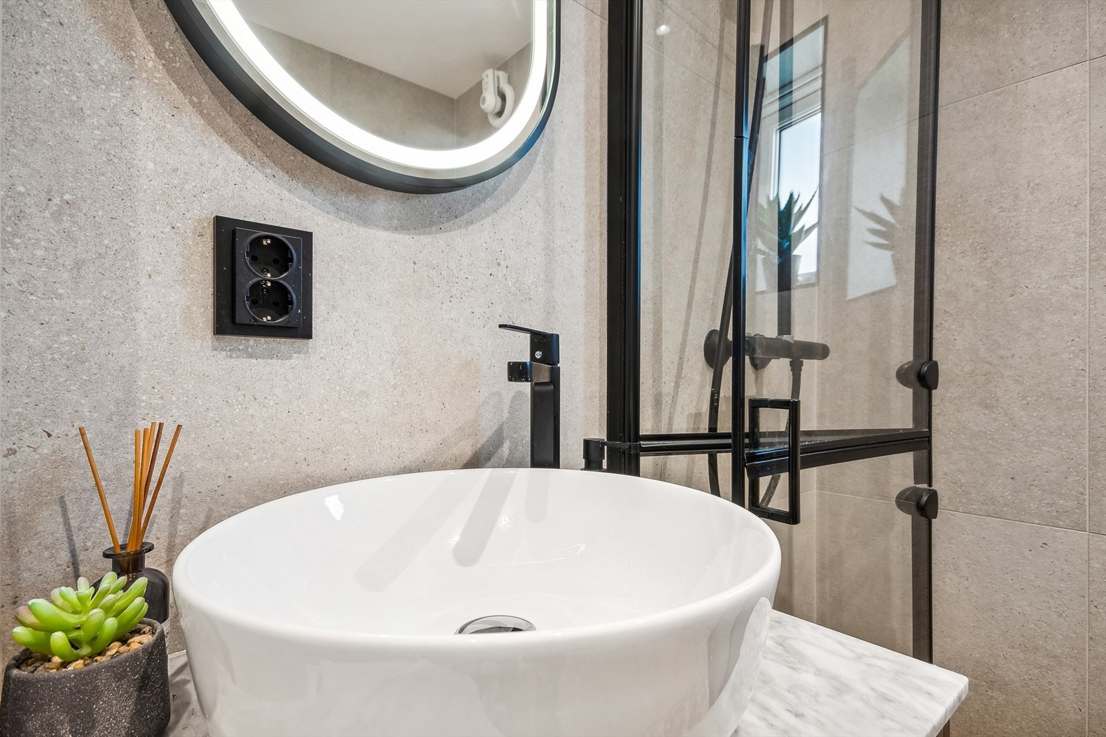 Rommet inneholder innredning, servant, vegghengt wc, dusjhjørne og opplegg for vaskemaskin. Toalettet er montert med saftybag. Galleribilde