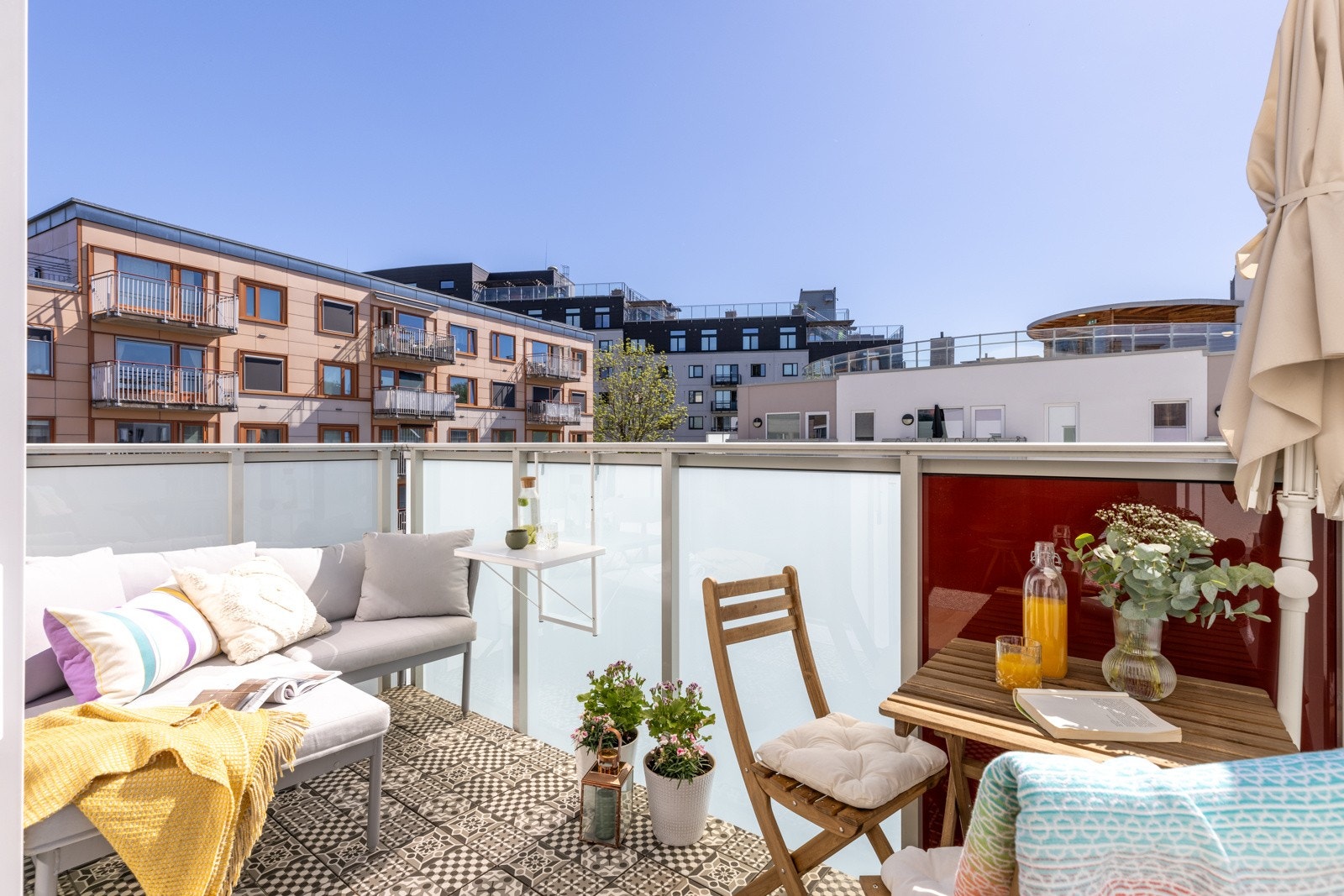 På balkongen er det plass til utemøblement, og man kan nyte lange sommerkvelder. Galleribilde