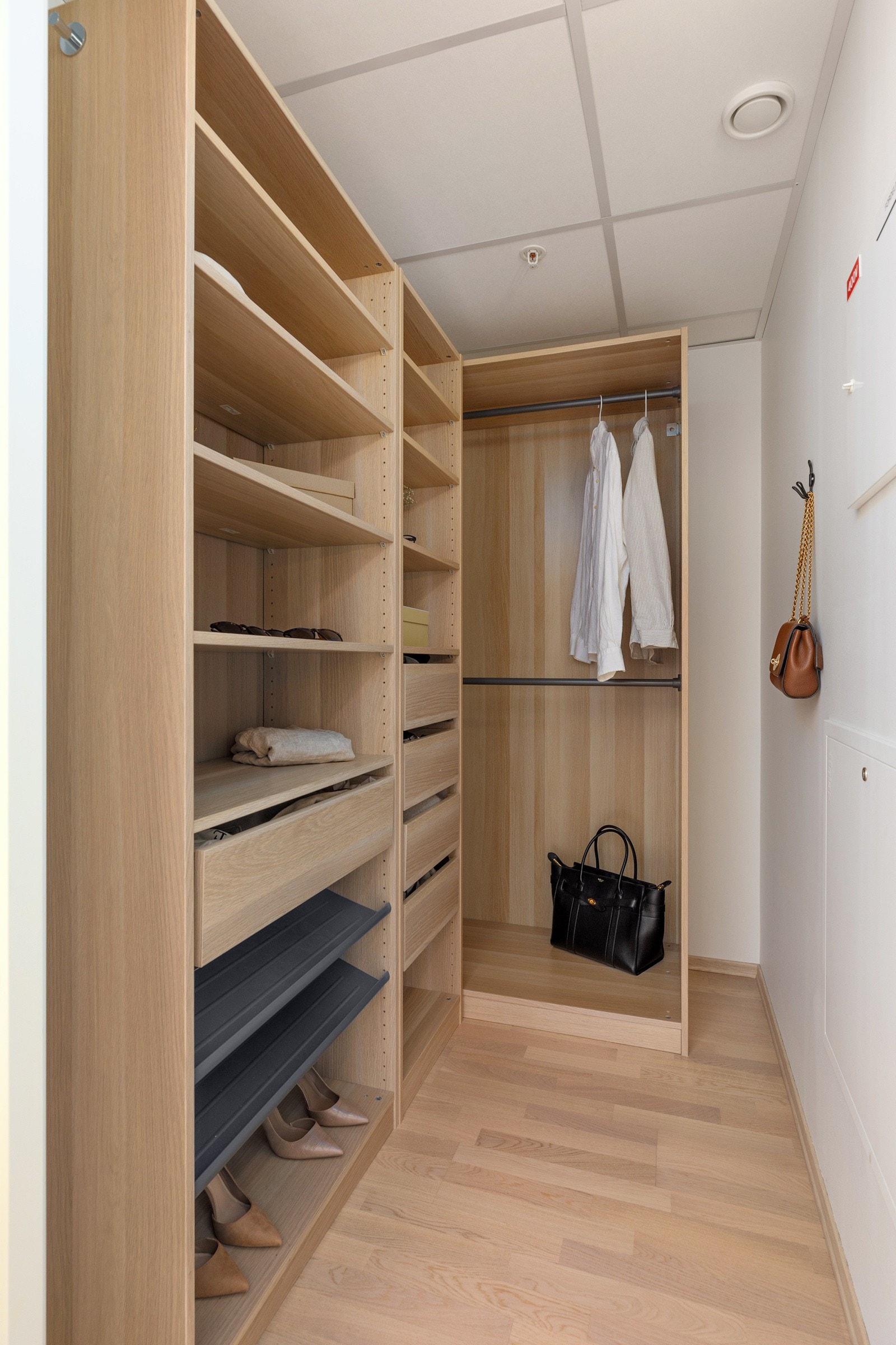 Leiligheten har også en bod som i dag er innredet med et stort garderobeskap. Galleribilde