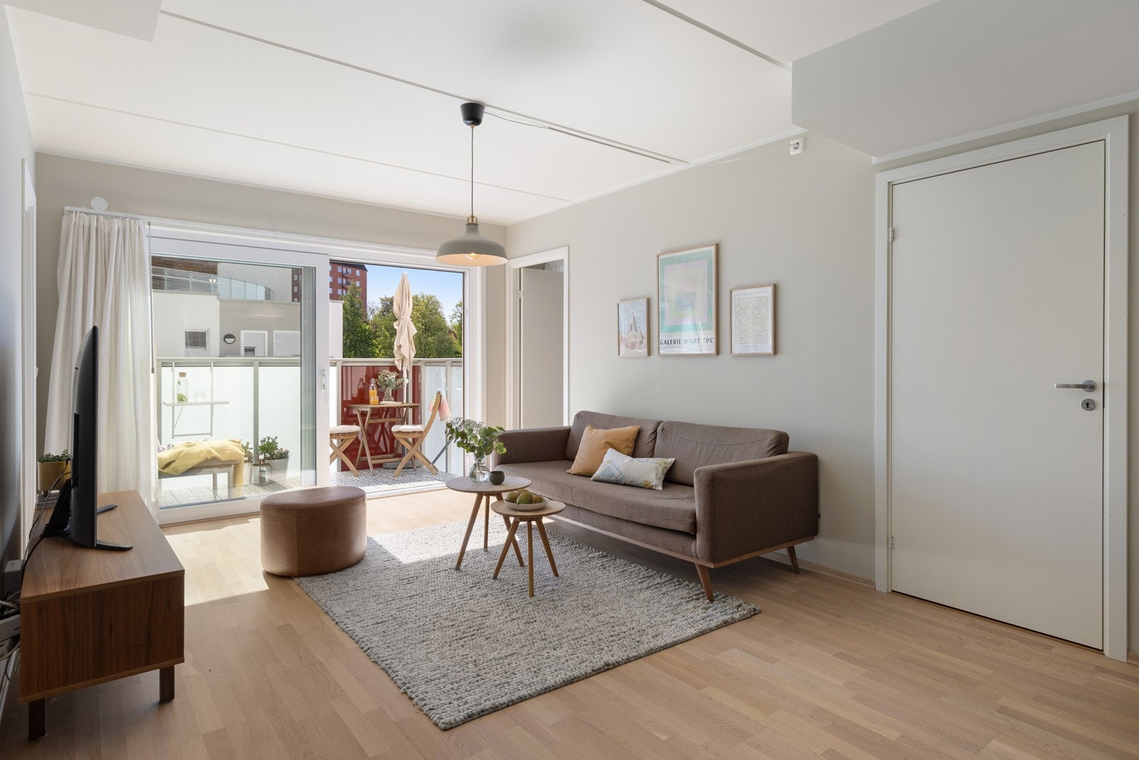 Stuen har store vindusflater som slipper inn rikelig med naturlig lys, og fra stuen er det utgang til balkongen. Galleribilde