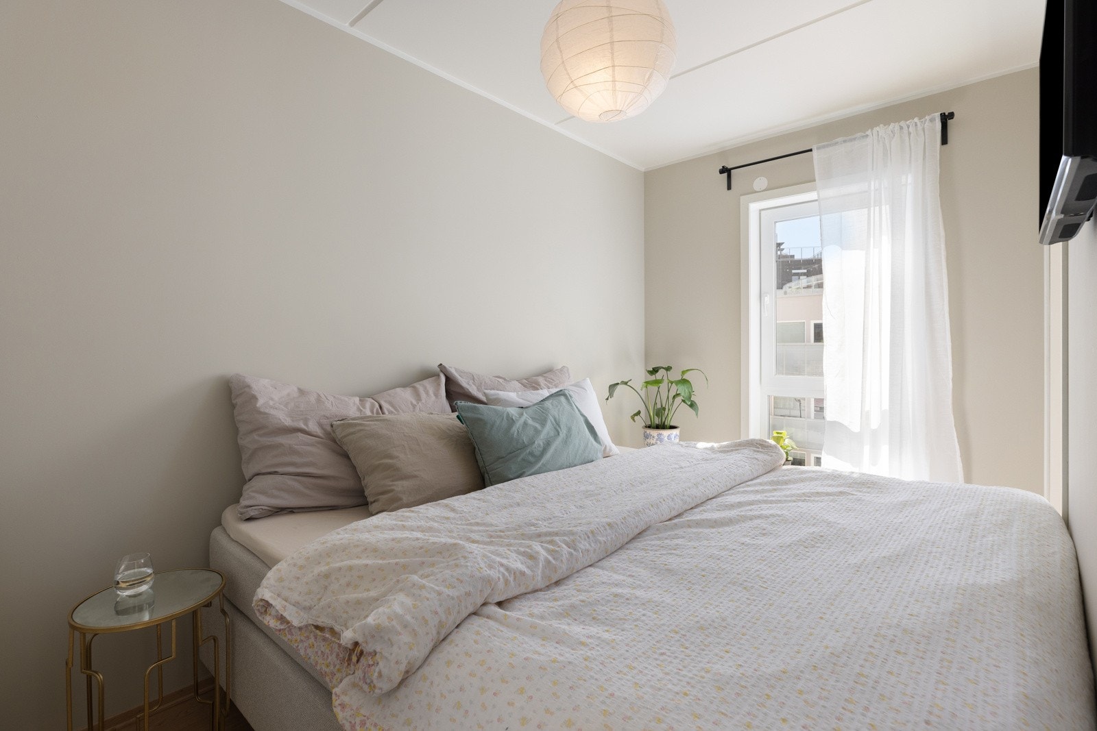 Leiligheten har to soverom med parkett på gulvet og malte overflater. Galleribilde