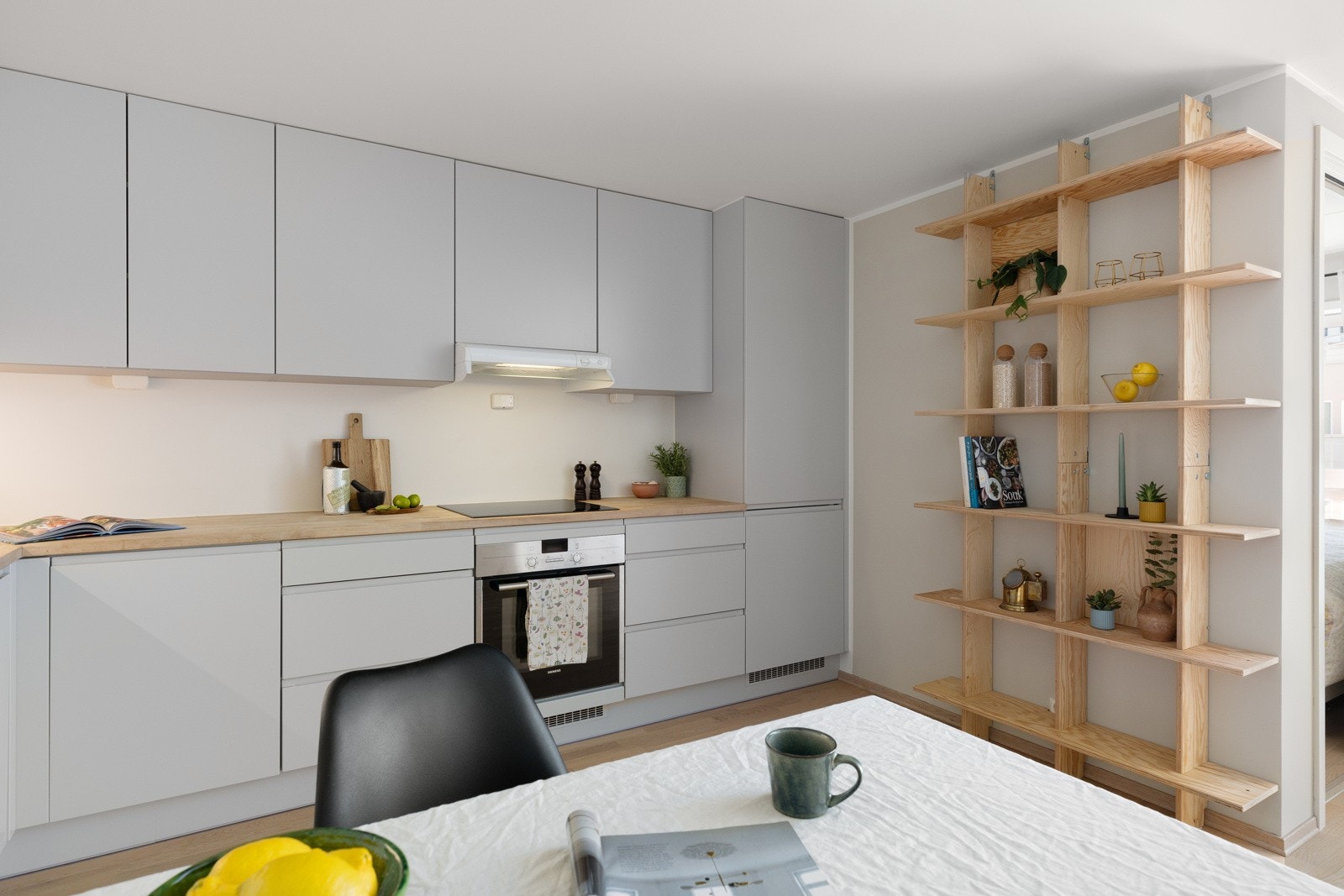 Hvitevarene er integrerte og består av komfyr med induksjonstopp, oppvaskmaskin og kjøleskap med frysedel. Galleribilde