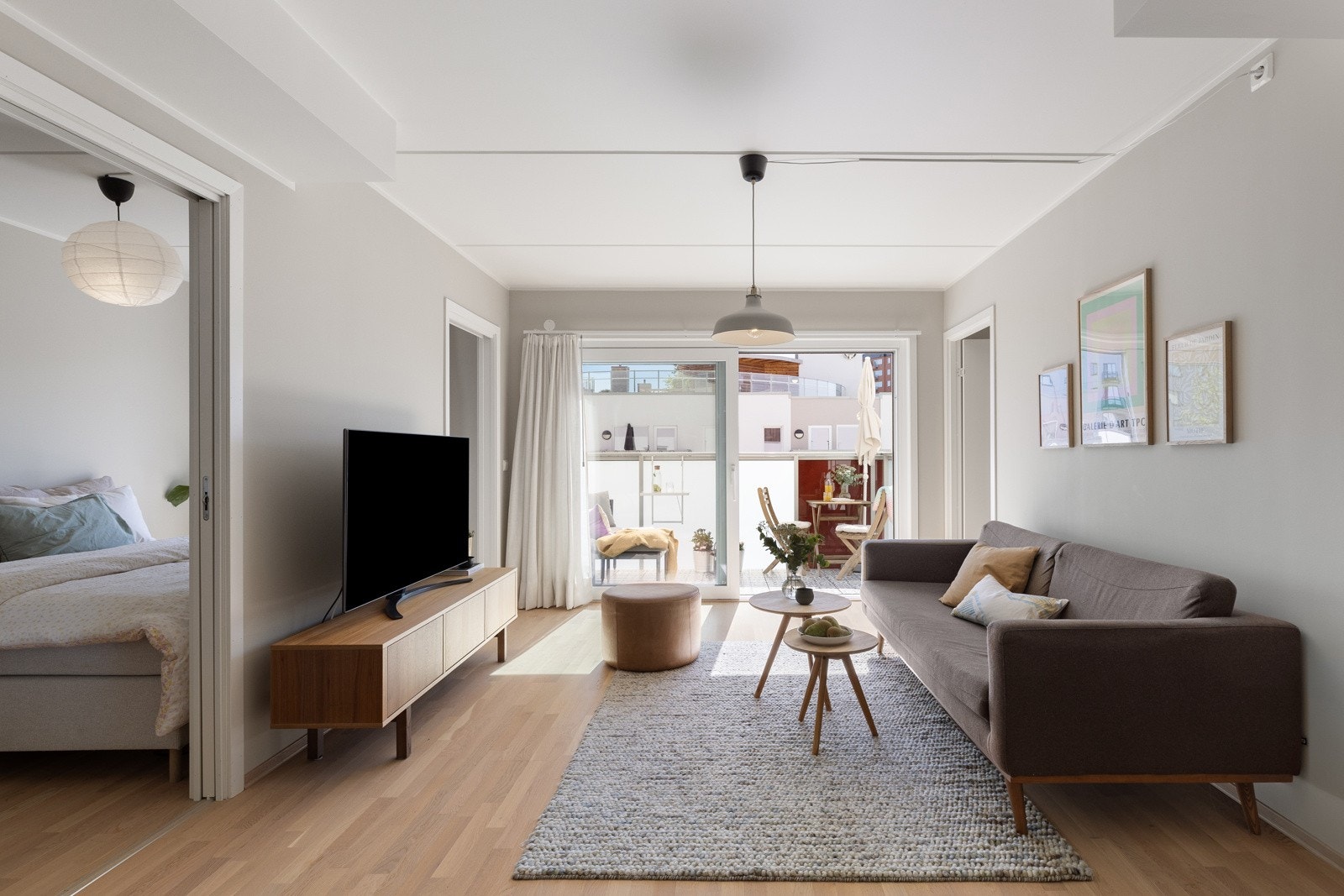 Lys og luftig stue med parkett på gulvet og malte overflater. Galleribilde