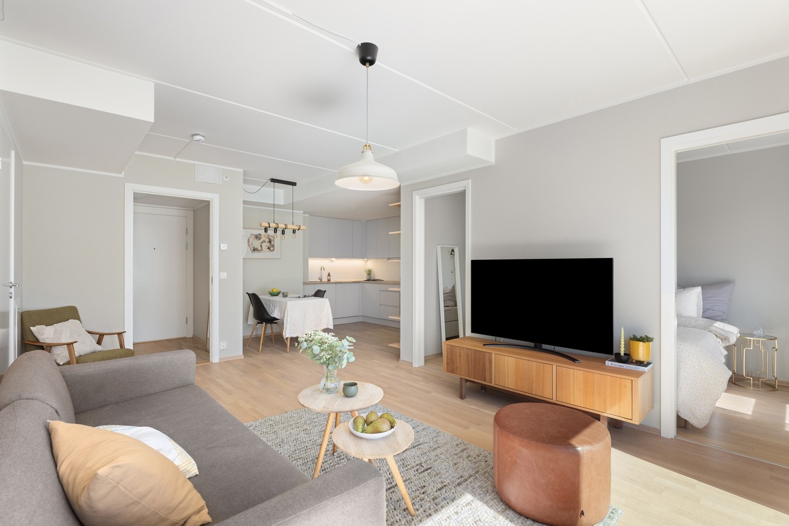 Stuen har en åpen løsning mot kjøkkenet. Galleribilde