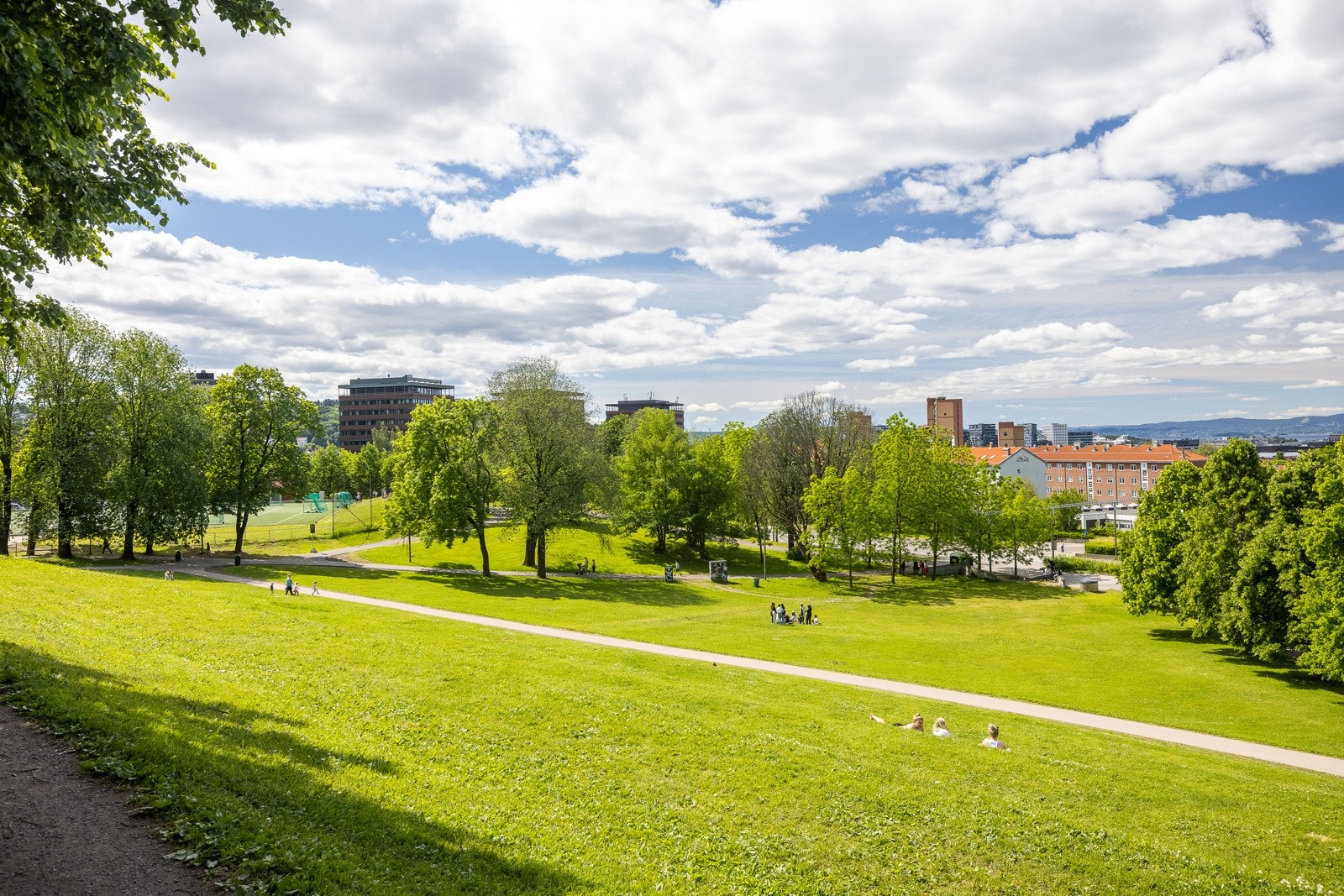 Det er kort avstand til Torshovdalen, Tøyen kulturpark, Sofienbergparken, Birkelunden, Botanisk hage og Akerselva. Galleribilde