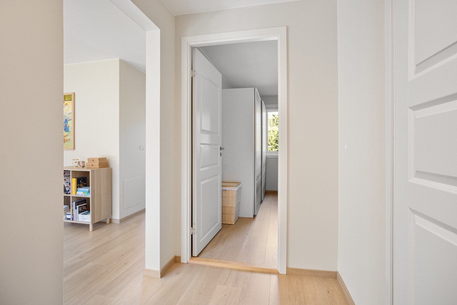 Vegg i vegg med badet finner du soverommet Galleribilde