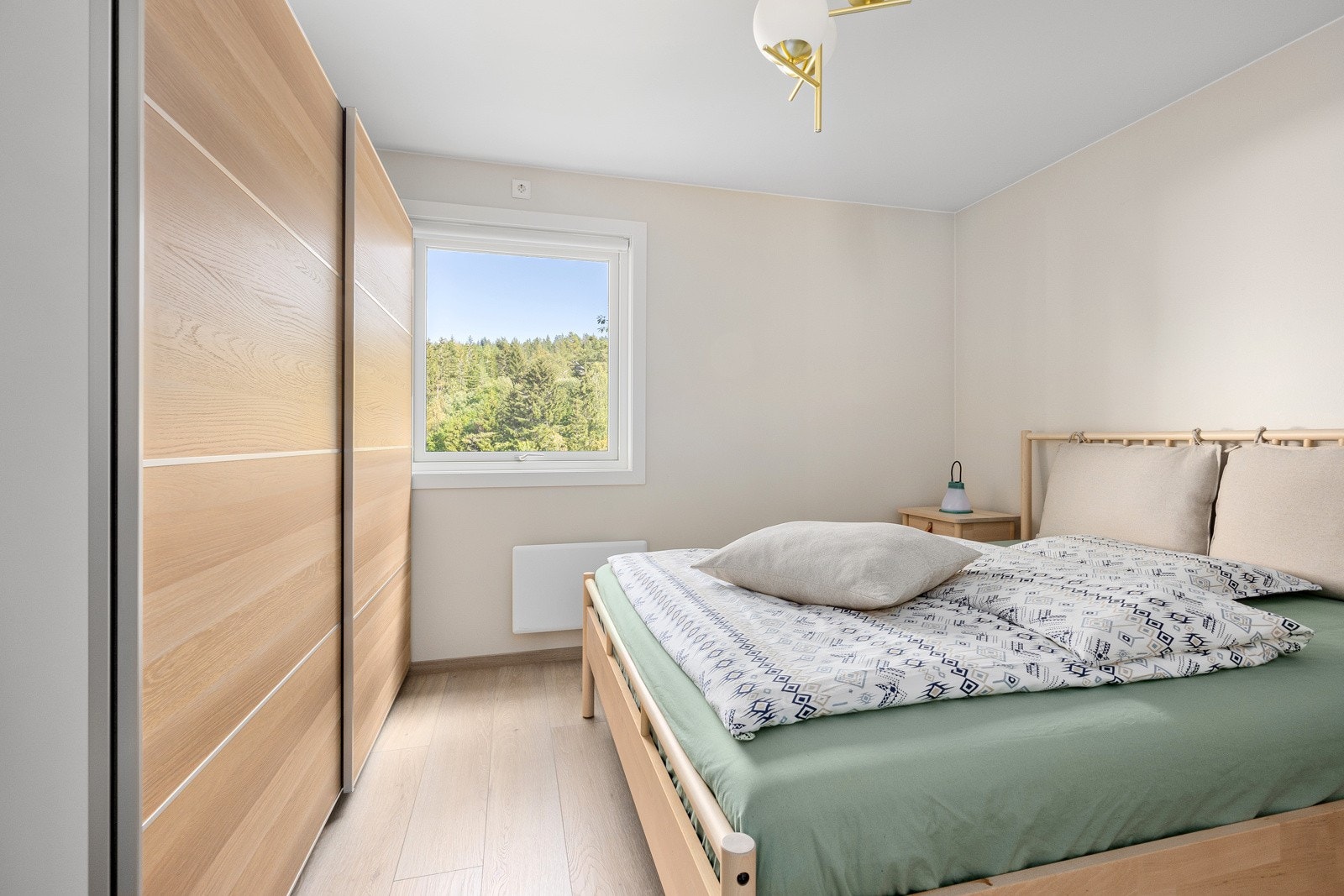 Her er det god plass til en stor skyvedørsgarderobe Galleribilde