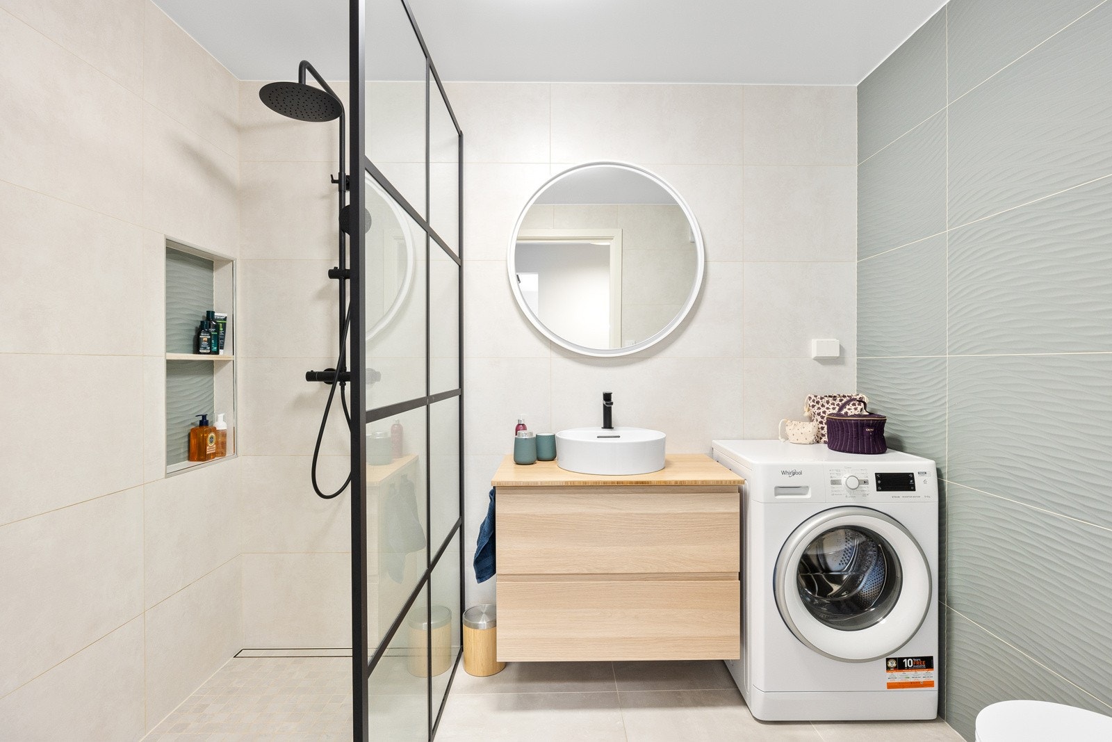 Videre inn i boligen finner du badet som ble pusset opp i 2021 Galleribilde