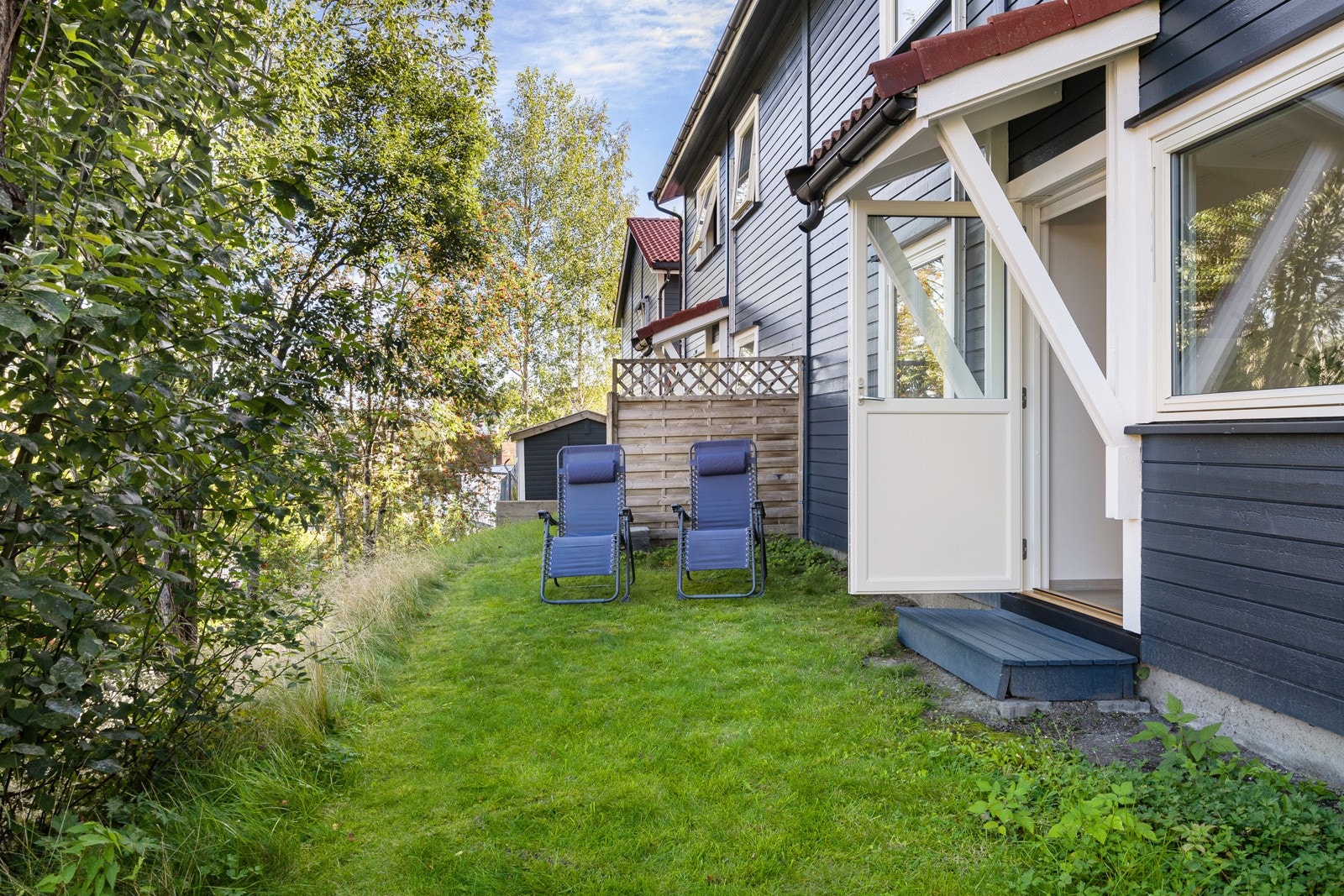 Borettslaget har nylig gjennomført vedlikeholdsarbeid med maling av boligene, nye vinduer og balkongdør, impregnering av tak og opprettelse av infrastruktur for elbilladere Galleribilde