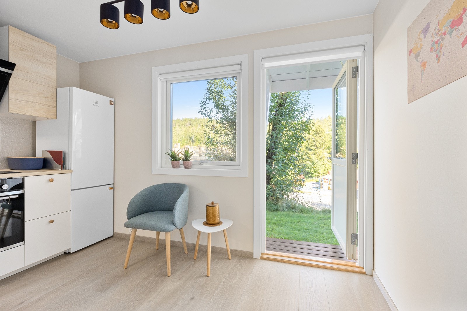 Fra kjøkkenet er det utgang til en koselig uteplass med morgensol Galleribilde