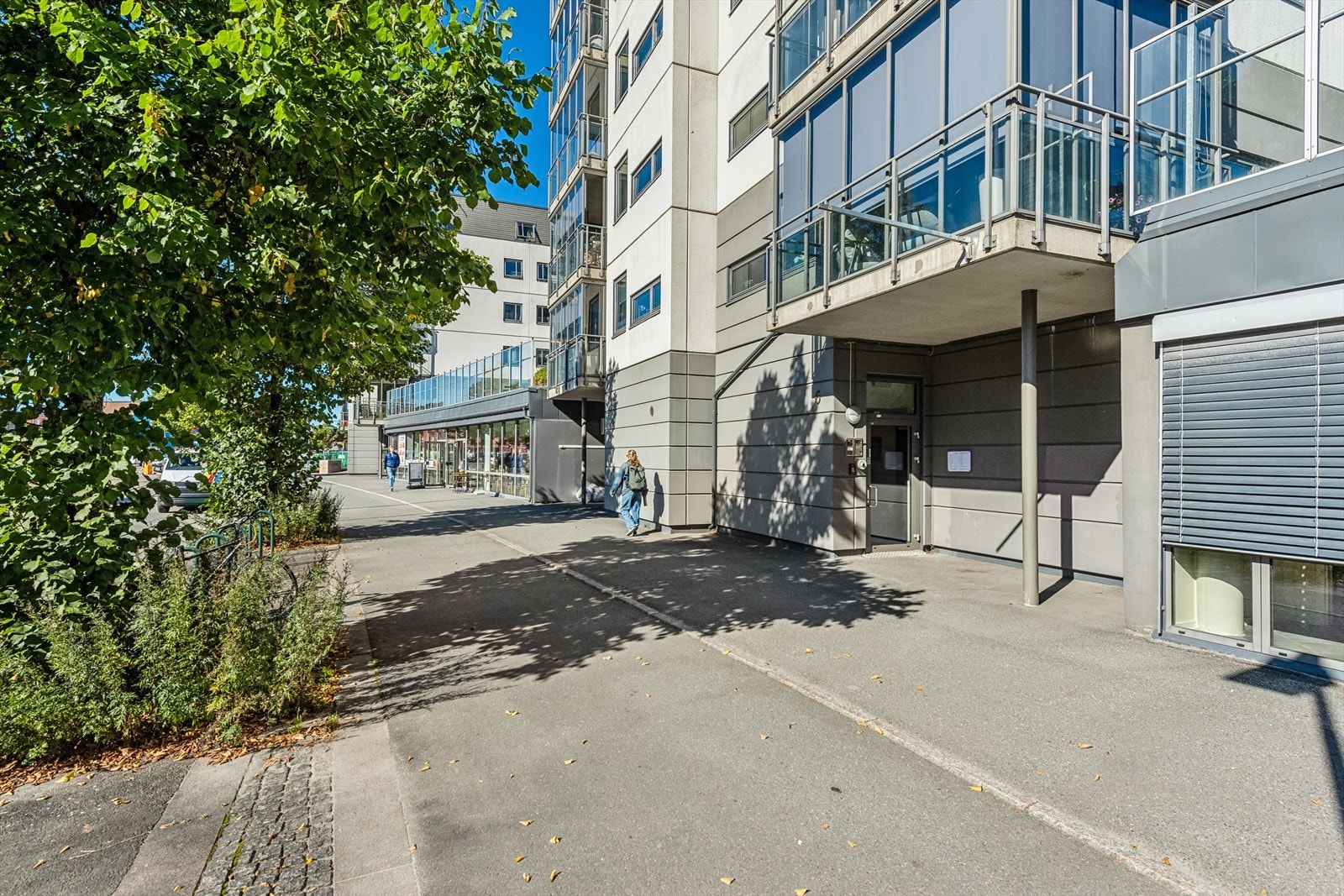 Leiligheten har gangavstand til alt hva byen har å by på, som bl.a skoler, barnehager, nærbutikker, bakeri, spesialforretninger, shopping og vinmonopol. Galleribilde