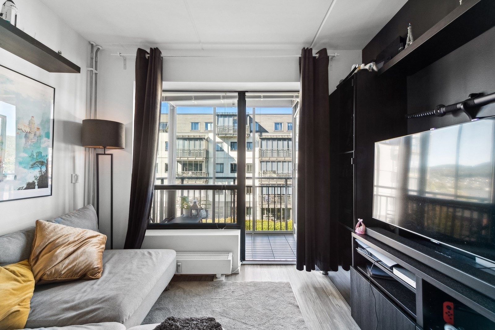 Fra stuen er det utgang til en innglasset balkong. Galleribilde
