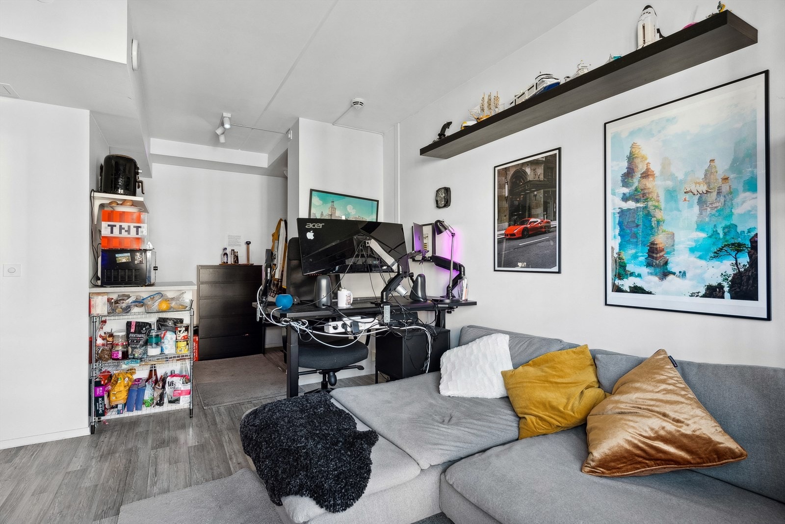Stuen har plass til sofagruppe og tilhørende møbler. Galleribilde